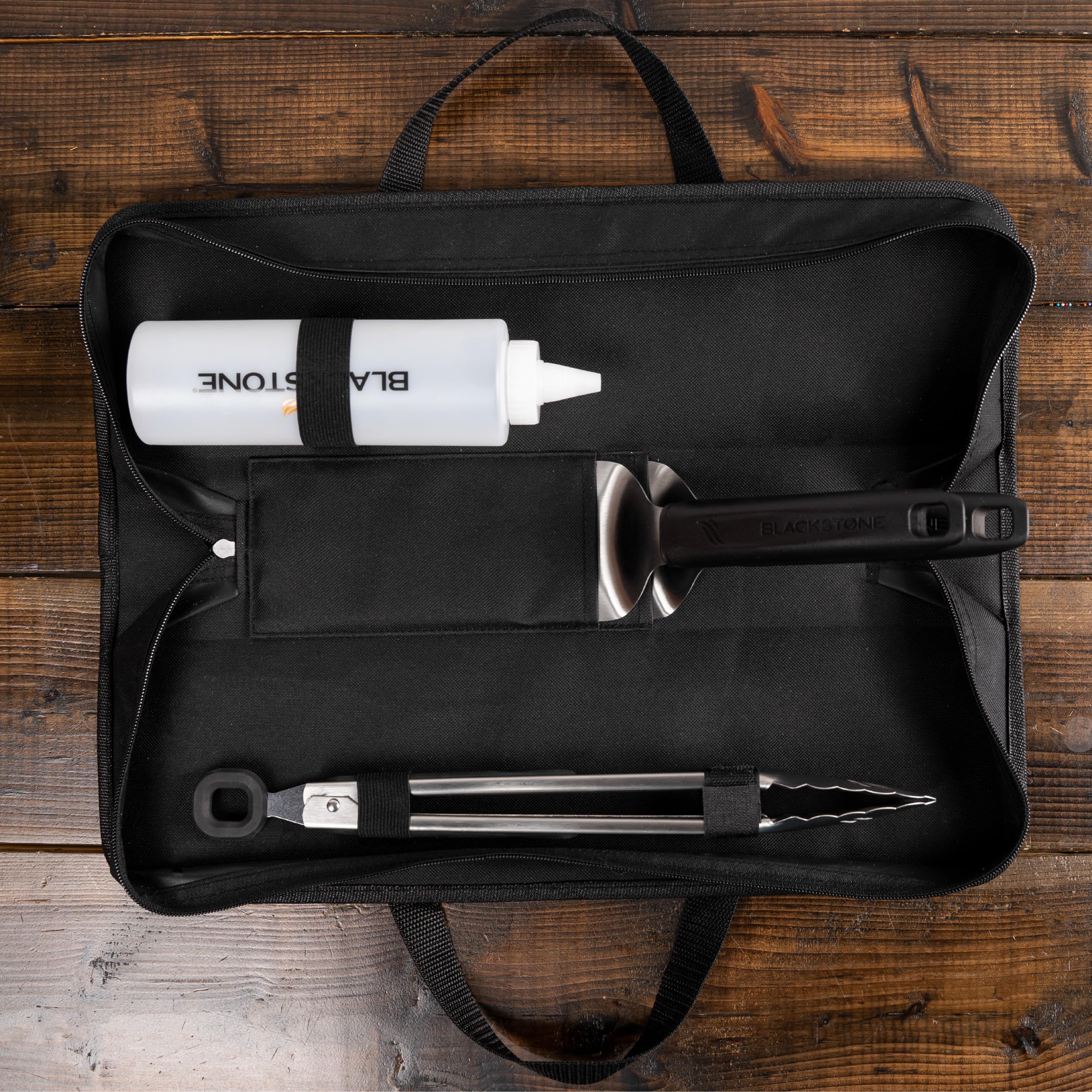 Blackstone 5481 - Kit di 5 utensili per griglia da tavolo, per esterni e interni, 2 spatole in acciaio inox, 1 pinza classica, bottiglia da spremere da 473 ml, 1 borsa per il trasporto, nero, argento,