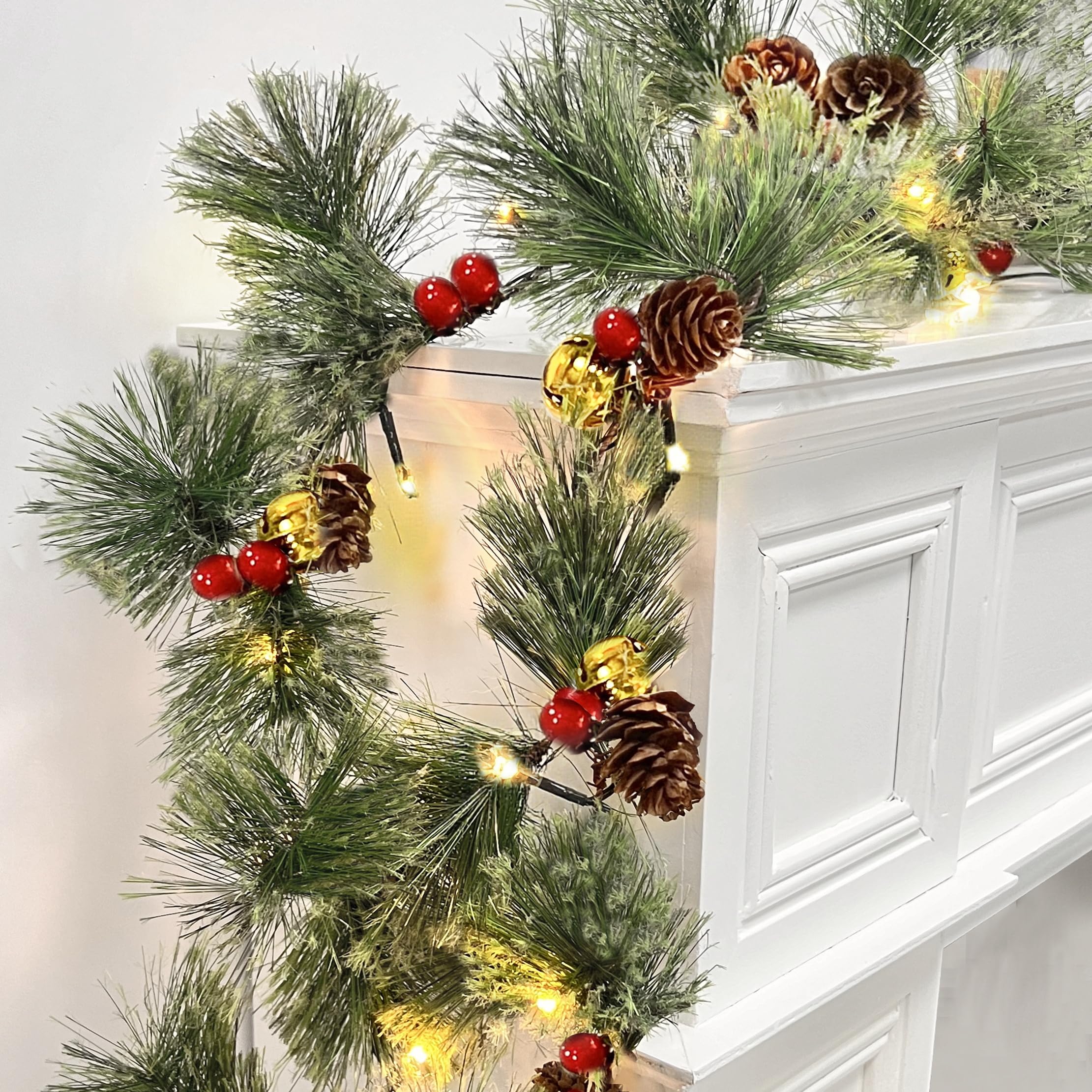Ghirlanda natalizia con doppio cambio di colore e timer, 1,8 m, 20 LED, con luci bianche calde e colorate, 8 modalità, ghirlanda rustica di pino di cedro preilluminata con pigne e campanelle di