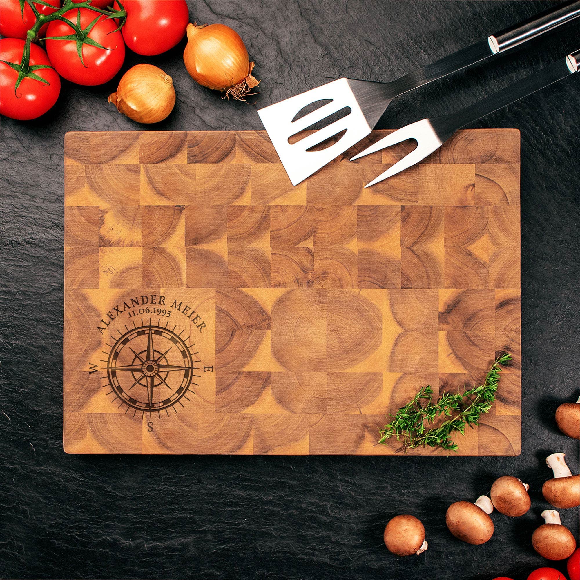 Casa Vivente Schneideblock aus Holz mit Personalisierter Namensgravur, Kompass Datum, Edles Servierbrett zum Geburtstag, Küchenzubehör für Genießer, 42x30x4 cm