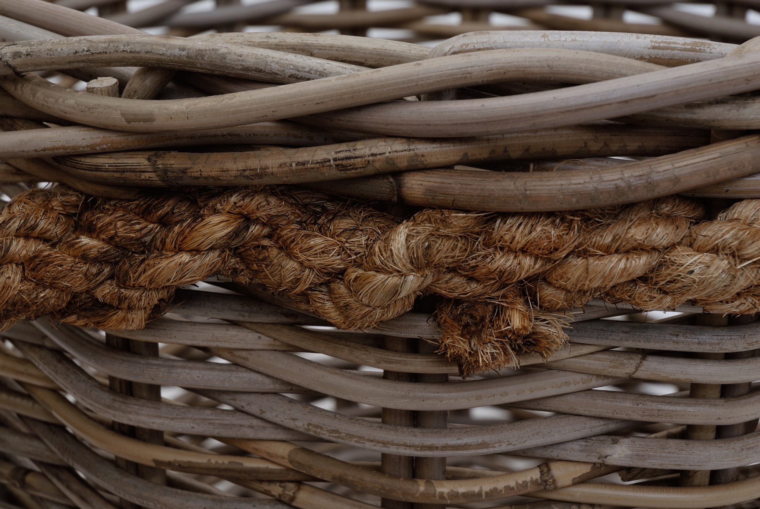 korb.outlet Duży kosz na rośliny, kosz drewniany, okrągły, szary, naturalny rattan, z krawędzią linkową/ozdobna doniczka z rattanu (średnica XL 50 cm)