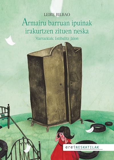 Armairu barruan ipuinak irakurtzen zituen neska
