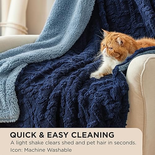 Miniatura 2 de Bedsure - Manta Sherpa de tamaño individual - Manta de felpa suave y acogedora para el sofá, manta de lana gruesa y cálida para el invierno, azul