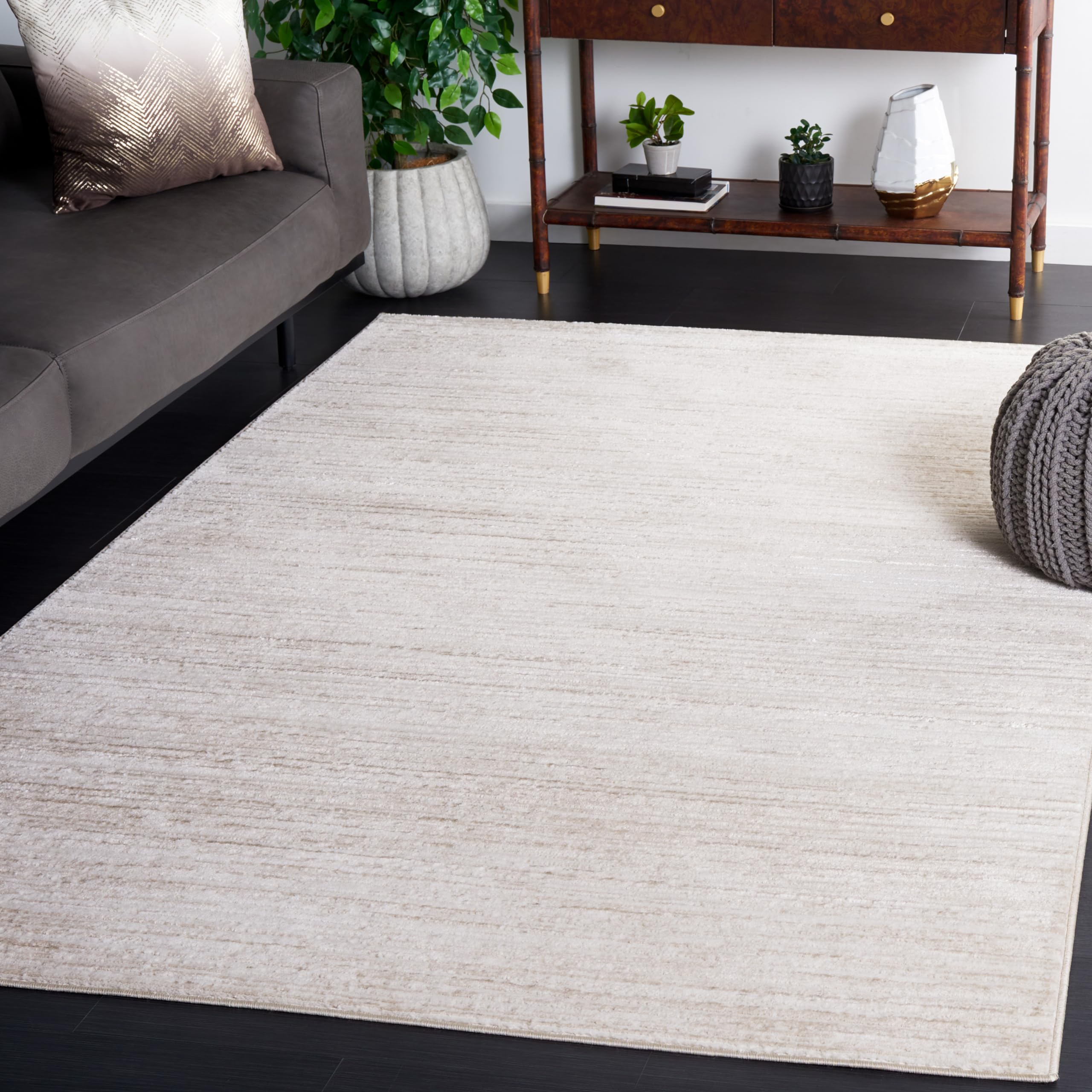 SAFAVIEH Contemporary Rug for Living Room, Dining Room, Bedroom - Hanna Collection, Short Pile, in Ivory, 91 X 152 cm