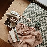 Vista 4 de mushie - Aplicador de crema para pañales de silicona suave con base de succión (tomillo seco)