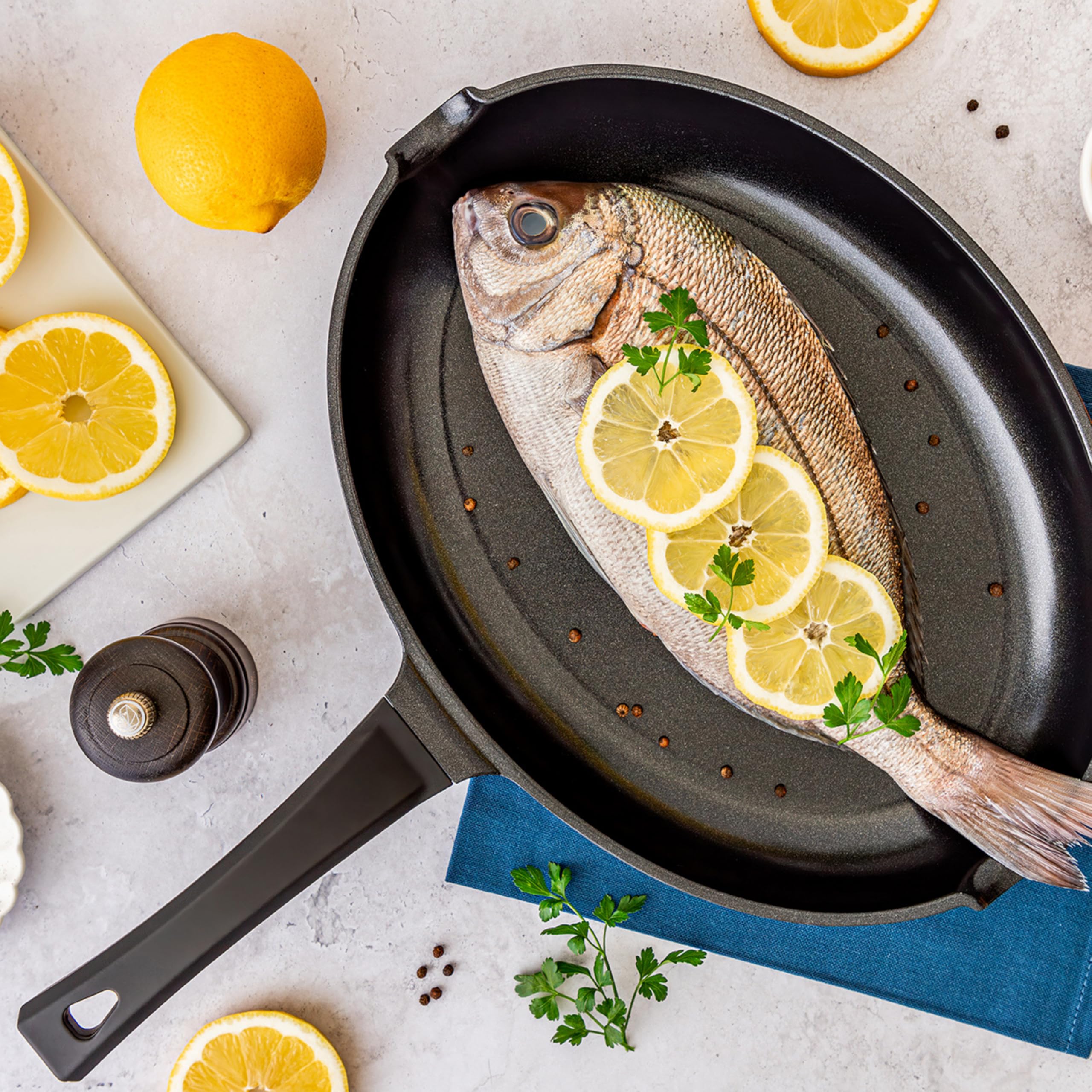 Mastrad – Poêle à Poisson Ovale 35 cm – Revêtement Céramique Antiadhésif Sans PFAS & PTFE – Cuisson Saine & Homogène – Idéale pour Poissons Entiers, Filets & Darnes – Tous Feux Dont Induction