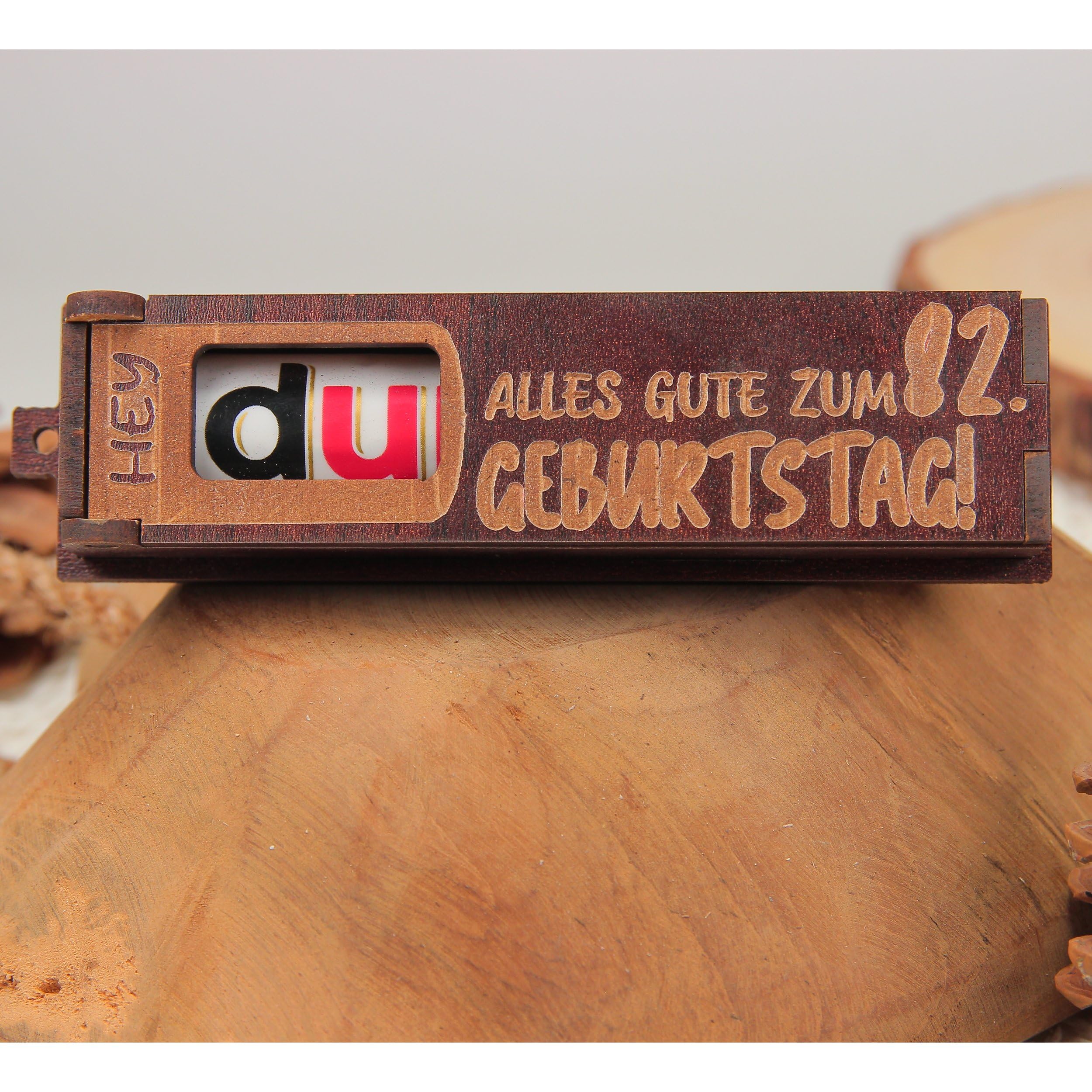 Urhome Geschenkbox Alles Gute zum 82. Geburtstag mit Duplo Schokoriegel - Überraschung Holzbox mit Spruch Gravur inkl. Schokolade Geschenk Riegel - Geburtstagsgeschenk Dunkel Braun