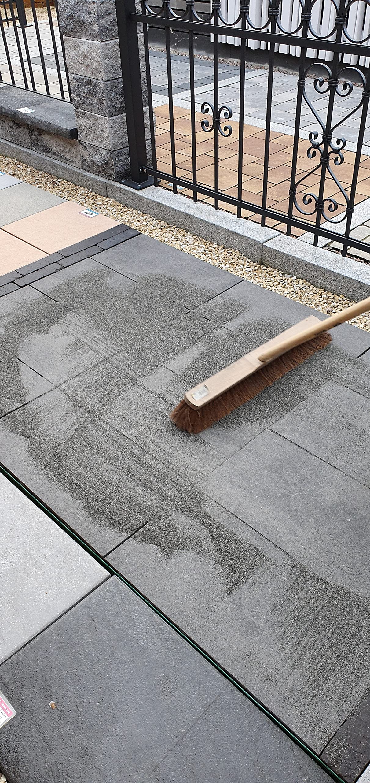 PFM Polymer-Fugen-Material Farbe: rotgrau Sorte 701 für Fugen ab 2 mm Breite. Das Fugenmaterial der Profis für Pflaster- und Plattenbeläge auch für befahrene Flächen. 25 kg Eimer