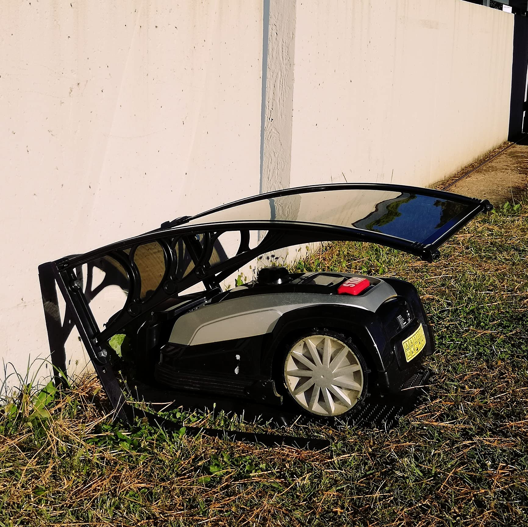 Garage copristazione universale in policarbonato per riparo di robot rasaerba a ricarica frontale o posteriore - modello "FUMÉ" con protezione anti-UV (SMALL)