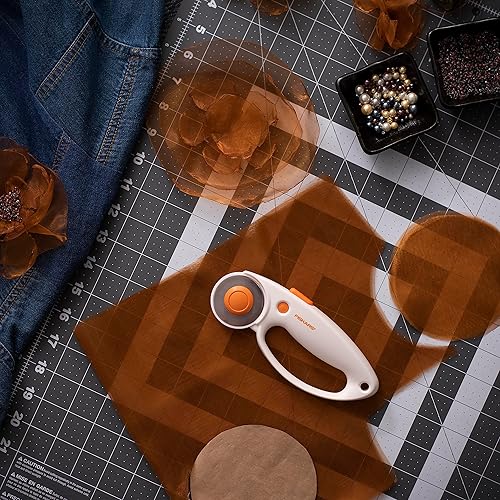 Miniatura 6 de Fiskars Cortador giratorio de cambio rápido de 1.772 in para tela, cuchilla de corte rotativa de acero, suministros para manualidades, proyectos de