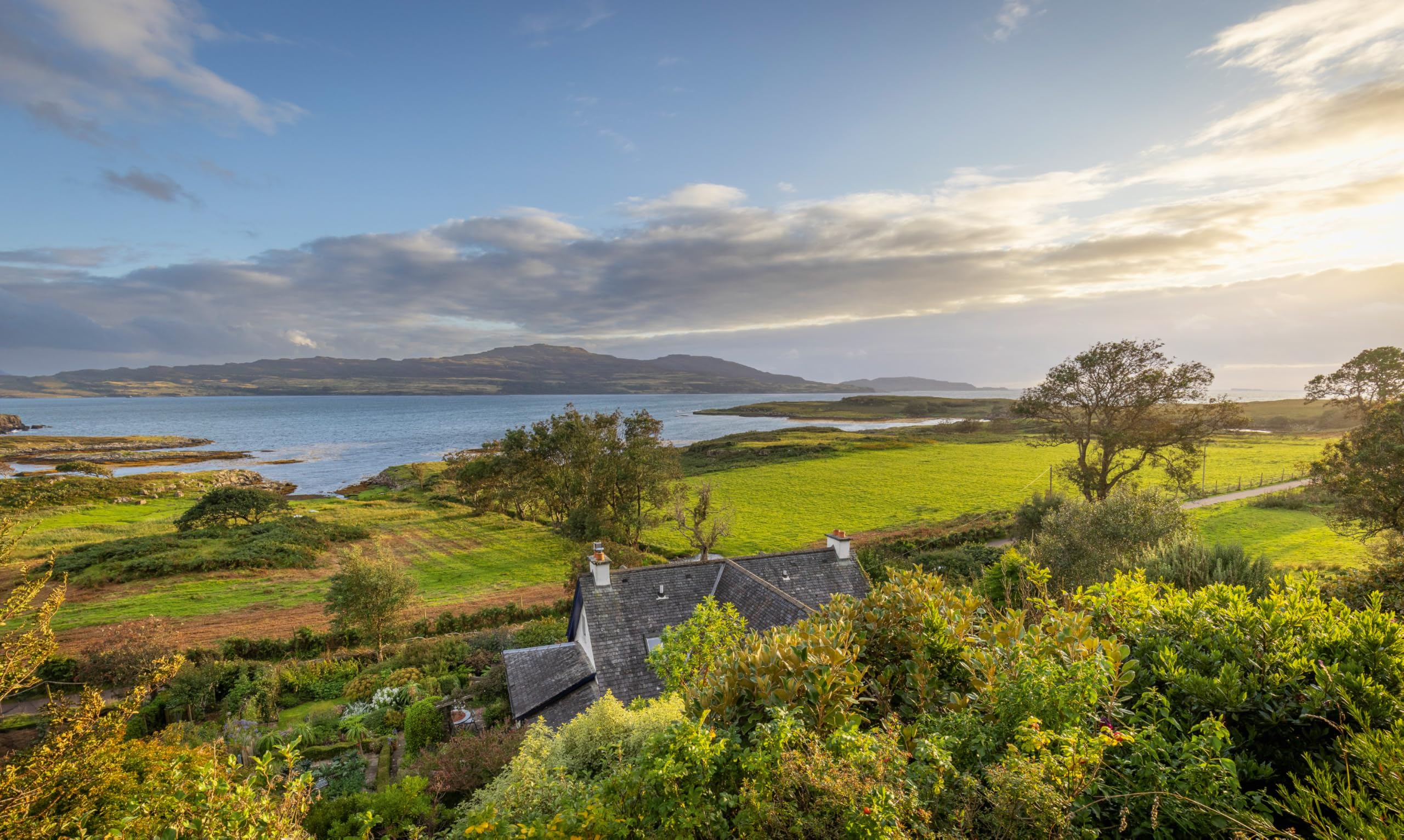 Cottage Gardens: A Stunning Tour of Bucolic British Gardens
