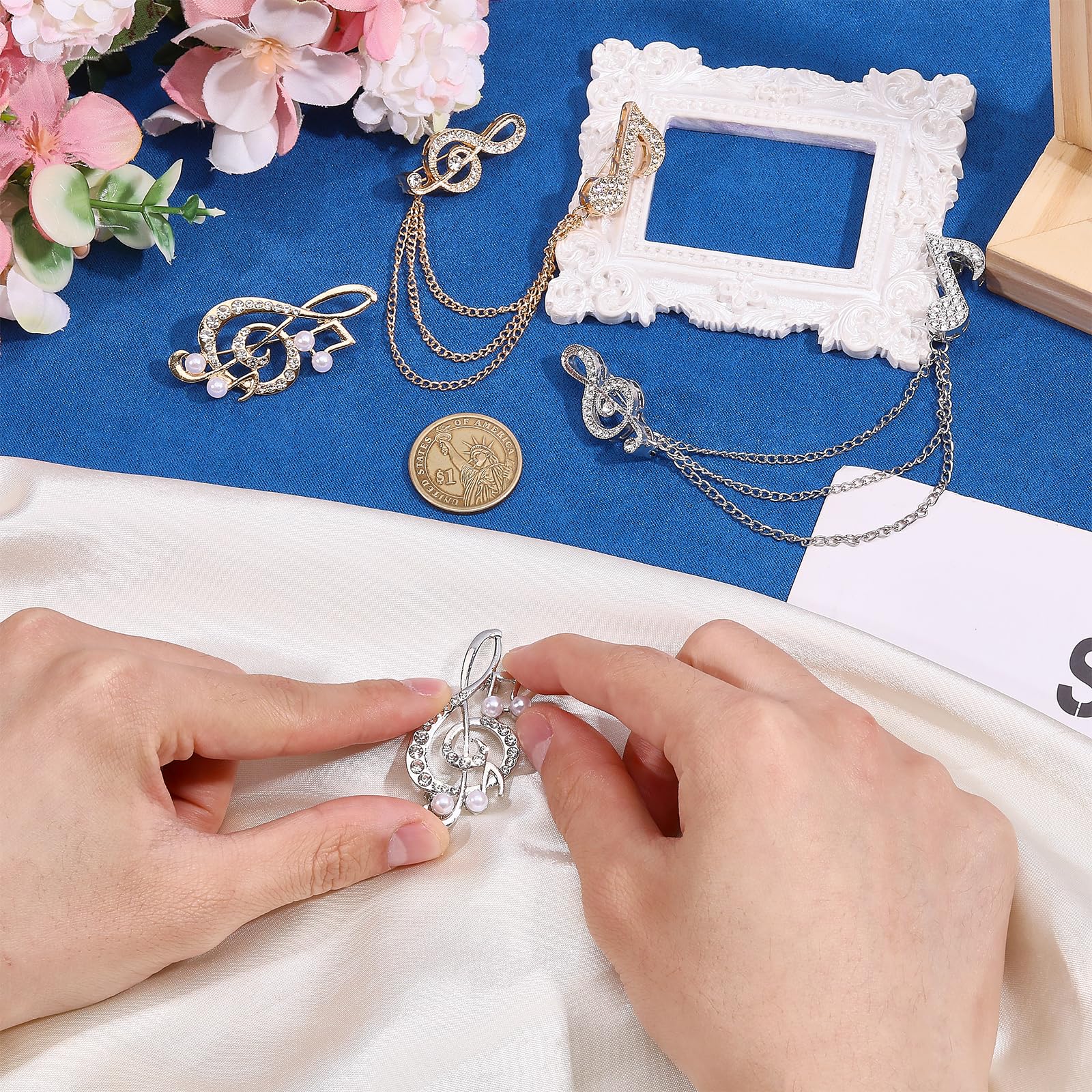 Set di 4 spille a forma di nota musicale, per donne e uomini, con strass di cristallo, con catena di perle, per camicia, cravatta, cappello e sciarpa