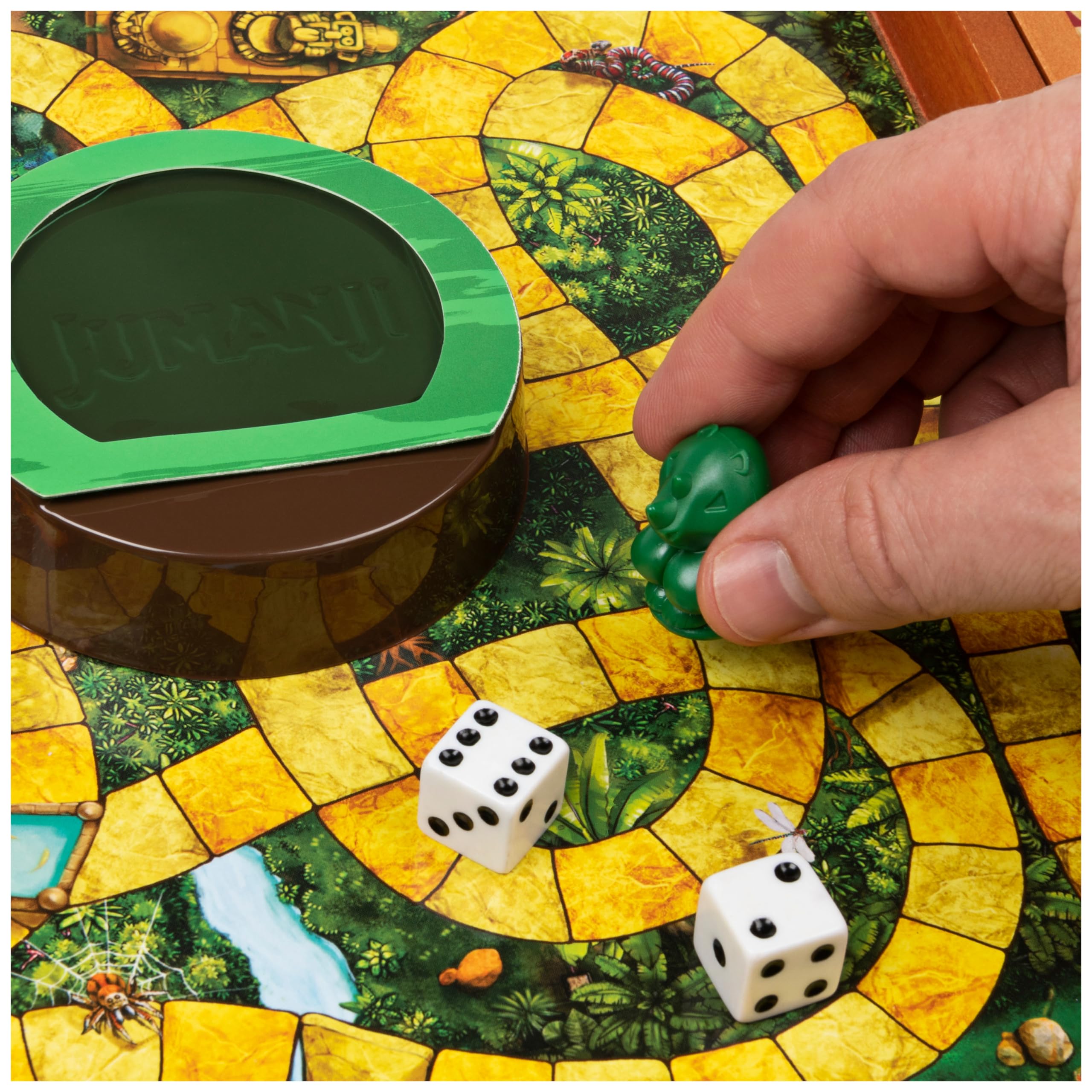 Spin Master Games - Jeu Jumanji avec Plateau Bois Retro - Jeu de Société Famille avec Nombreux Défis - Ambiance du Film Jumanji - Version Française - Jouet Enfant 8 Ans Et +