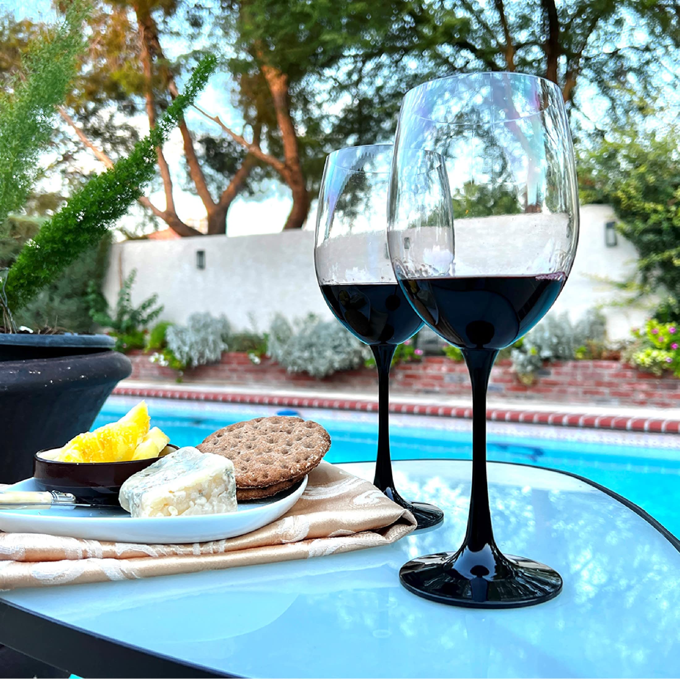 Lily's Home Copas de vino tinto irrompibles con tallo, hechas de plástico irrompible inastillable, para interiores y exteriores, reutilizables y aptas para lavavajillas, 22 onzas cada una, juego de 4