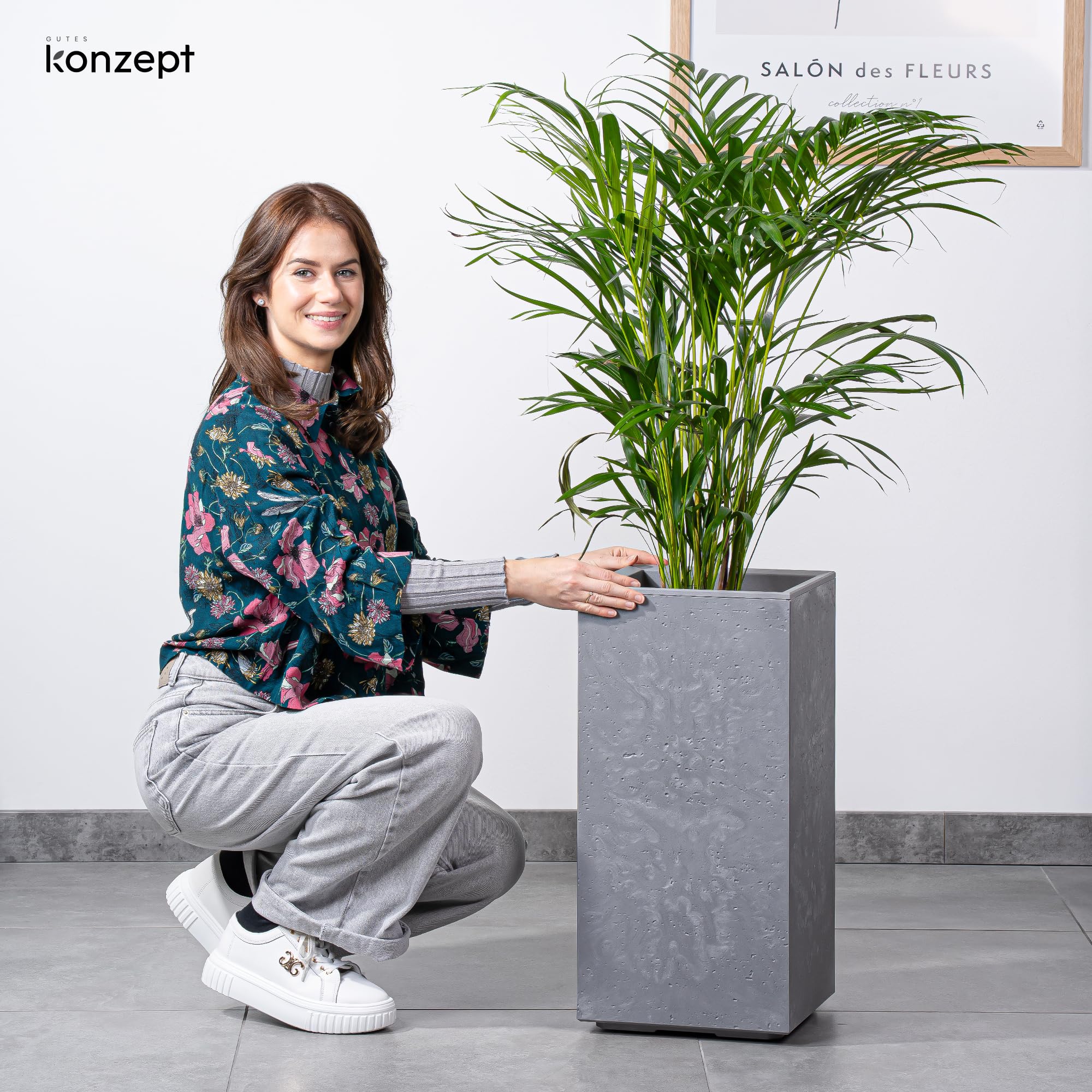 KONZEPT Macetero grande alto de hormigón con ruedas y drenaje, 28,6 x 28,6 x 59,4 cm, para interior y exterior, color gris