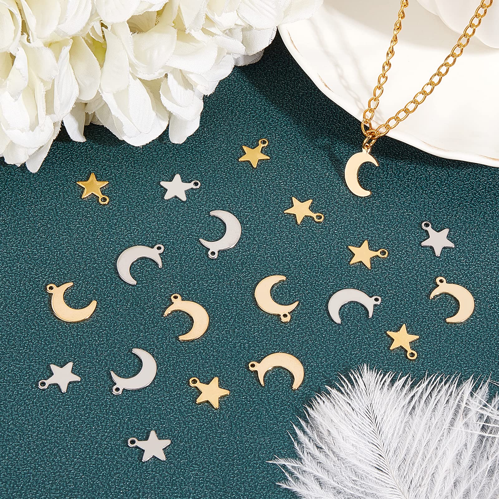 UNICRAFTALE Environ 80 pièces 2 Formes Pendentifs Étoile et Lune 304 Breloques en Acier Inoxydable Pendentifs de Couleur en Acier Inoxydable Doré pour Colliers à Bricoler Soi-Même