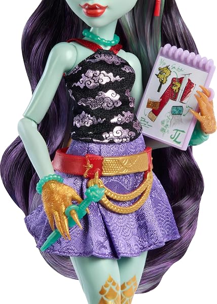 Monster High Poupée Jinafire Long, dragon avec animal Cloudy « Yun Yun » et 7 accessoires comme un carnet de croquis, une boisson au yaourt, un sac à dos et plus encore, HYV58 - 4
