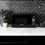 Four à micro-ondes West Bend 700 Watts compact avec 6 réglages de cuisson préréglés, décongélation rapide, panneau de contrôle électronique et plateau tournant en verre, 0,7 pi³, Noir