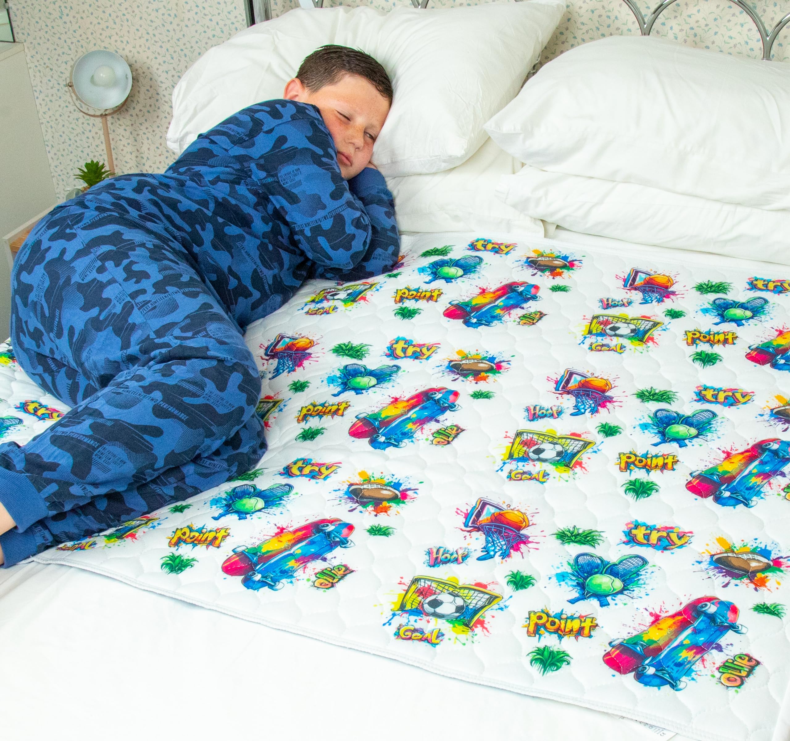 Bedwetz Waschbare Kinder-Bettauflage | Passend für Familien- und Doppelbetten | Wasserdichter Matratzenschoner bei Inkontinenz, atmungsaktiv mit Seitenfalten |Graffiti