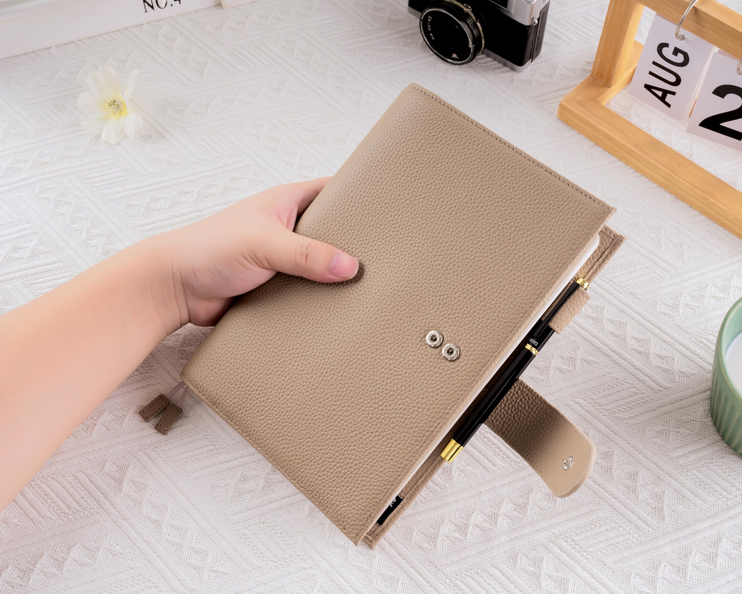 Ox Knight - Funda de cuero A5 para planificador, compatible con Hobonichi Cousin, Stalogy, Midori o Leuchtturm1917, portabolígrafo, ranuras para tarjetas, bolsillo trasero y marcadores (gris pardo)