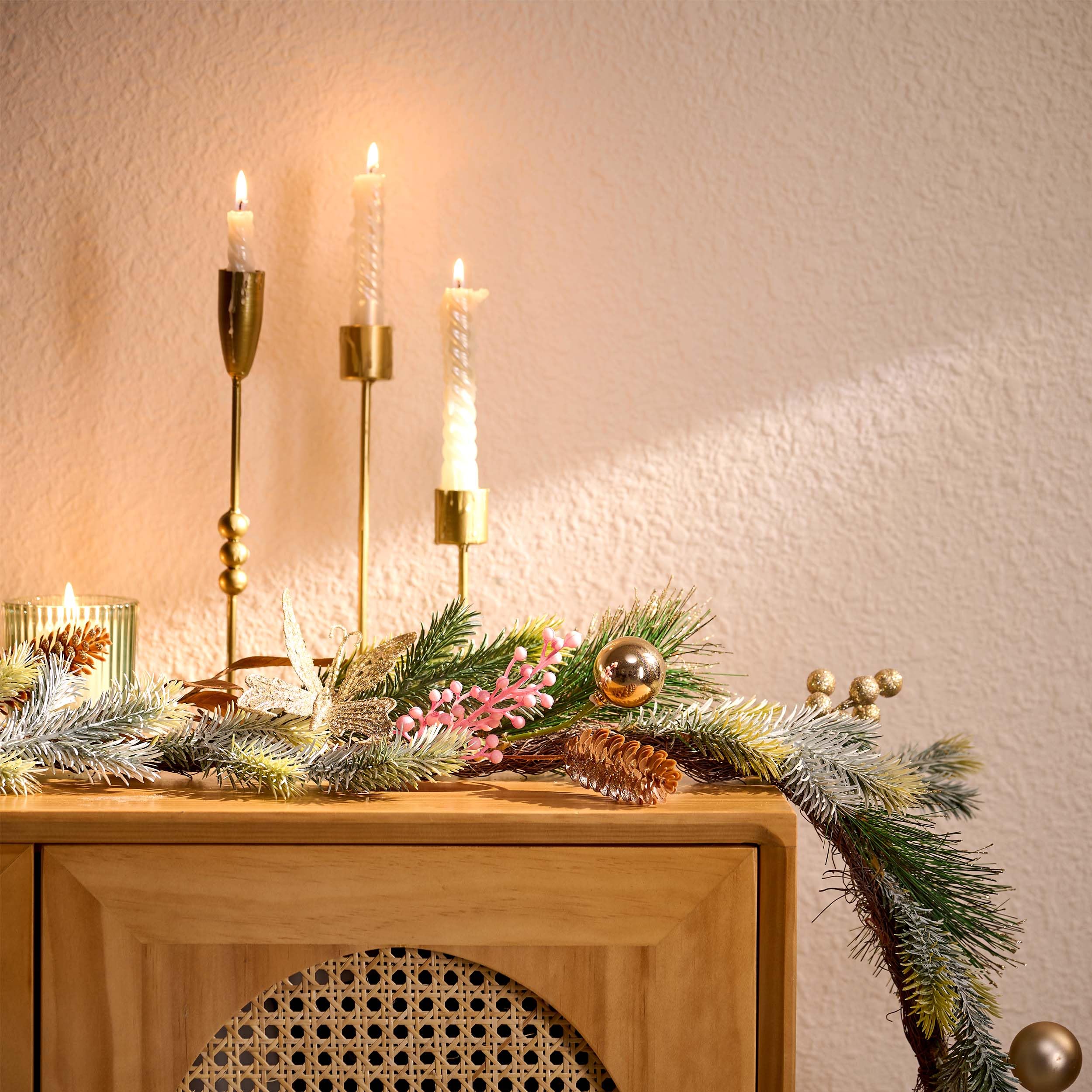 Decorbyhannah - Guirnalda de Navidad con luces, guirnalda de Navidad preiluminada de 9 pies con adornos, piña y mariposa, guirnalda de Navidad que funciona con pilas para interiores, para mantel,