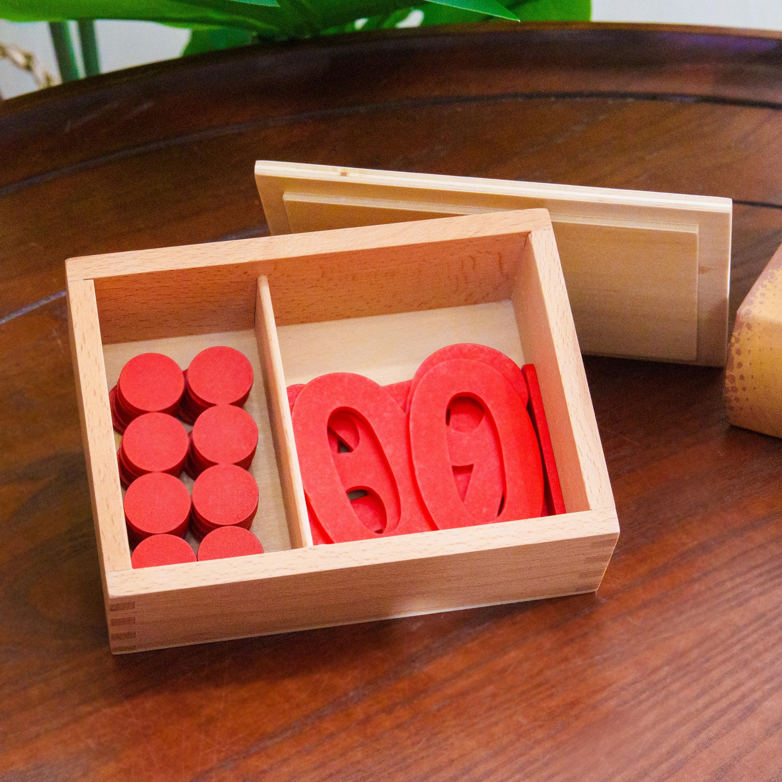 Montessori materiały matematyczne – drewniana zabawka edukacyjna do liczb i liczb, przedszkola i szkoły podstawowej, szkoły domowej i klasy od 3 lat (Montessori wytłoczone cyfry i żetony)