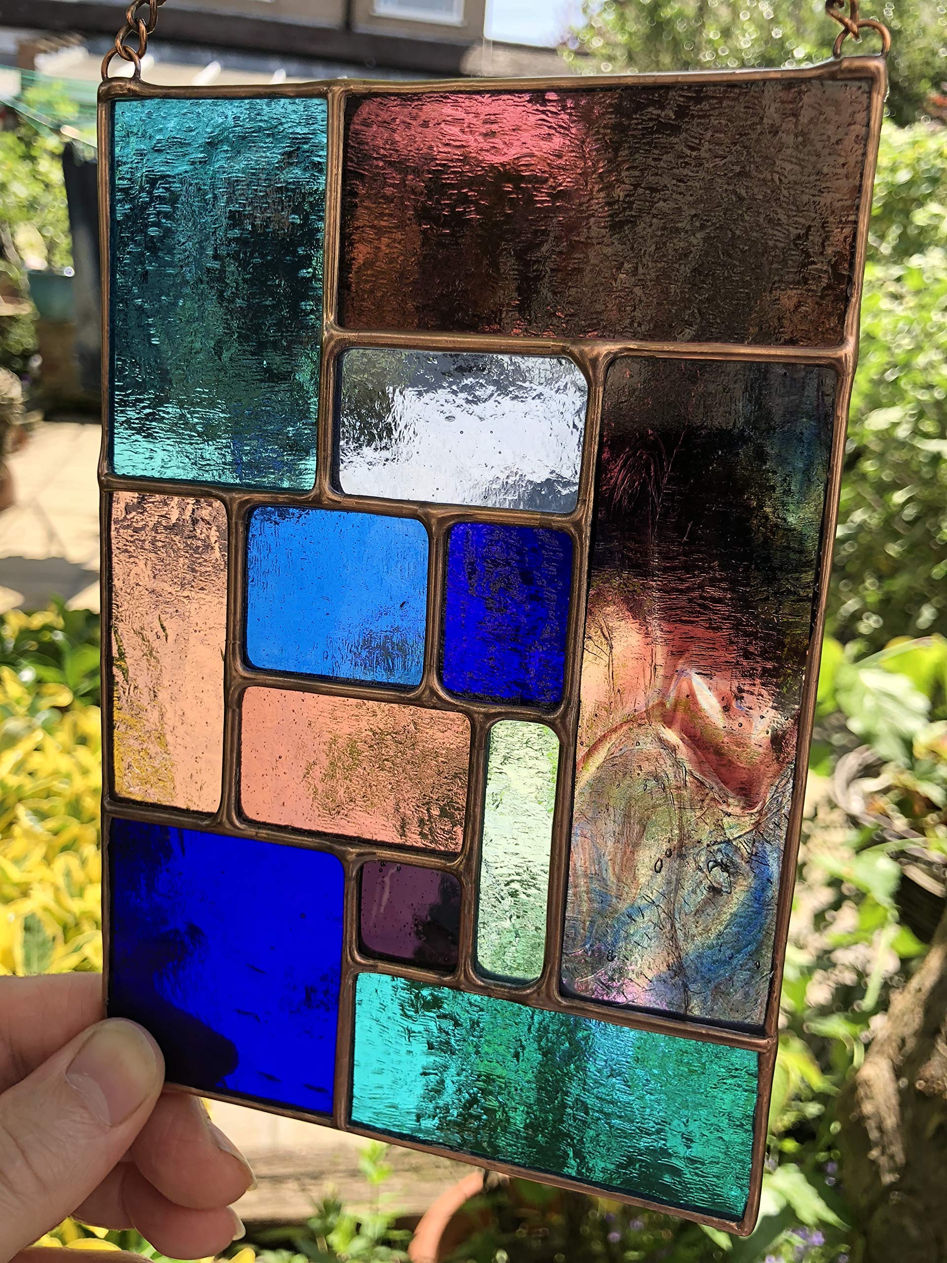 Pannello acchiappasole in vetro colorato, blu e viola, color rame, arte astratta