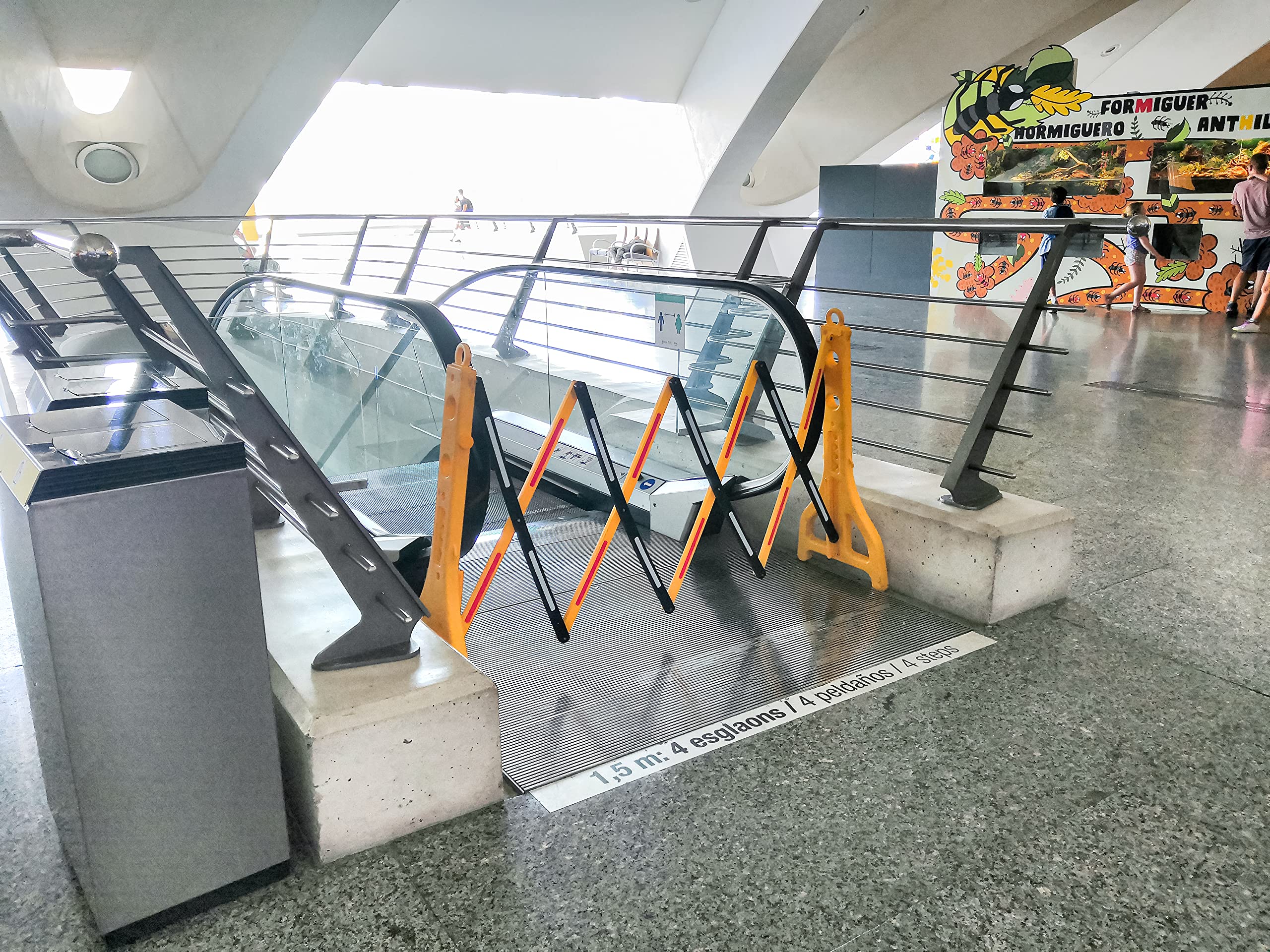 PAL | Valla extensible de plástico de polipropileno amarilla y negra. Rellenable con agua. Fácil almacenamiento y transporte (3- Vallas)