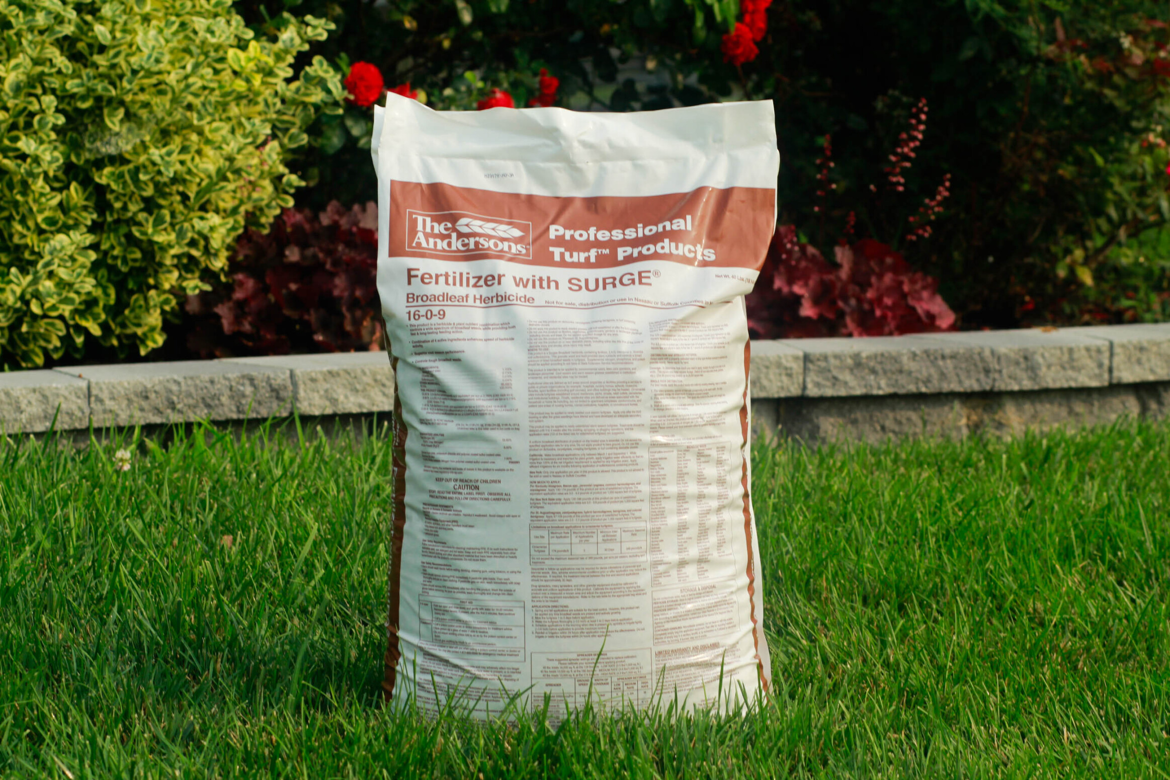 Amazon.com : The Andersons Professional Surge Weed and Feed 16-0-9  Post-Emergent Weed Control and Fertilizer - Covers up to 16,000 sq ft (40  lb) : Patio, Lawn & Garden