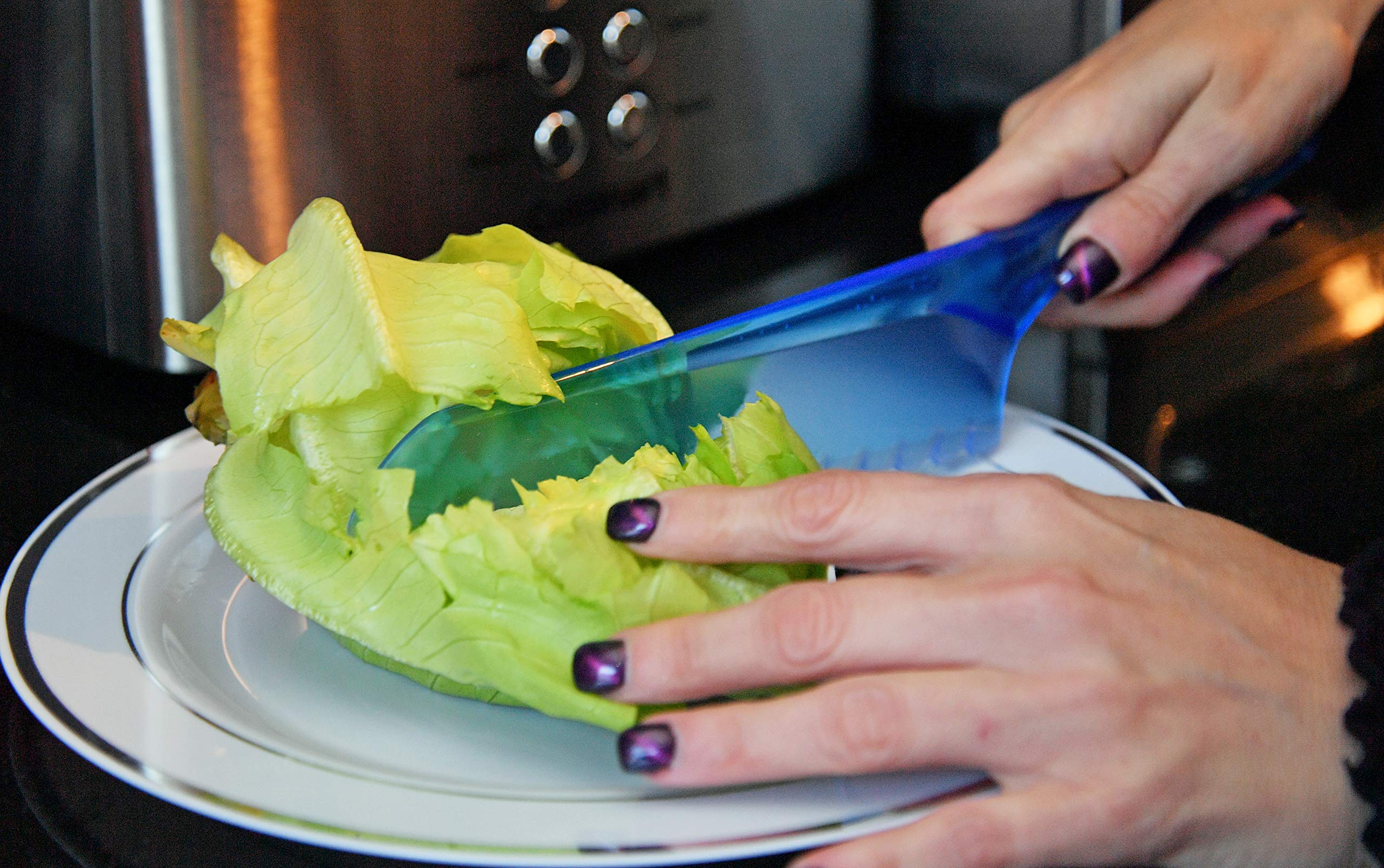 HOME-X Plastic Lettuce Serrated Knife, Slicing Utensil for Salad, Cake, Bread, Cabbage, or Tomatoes