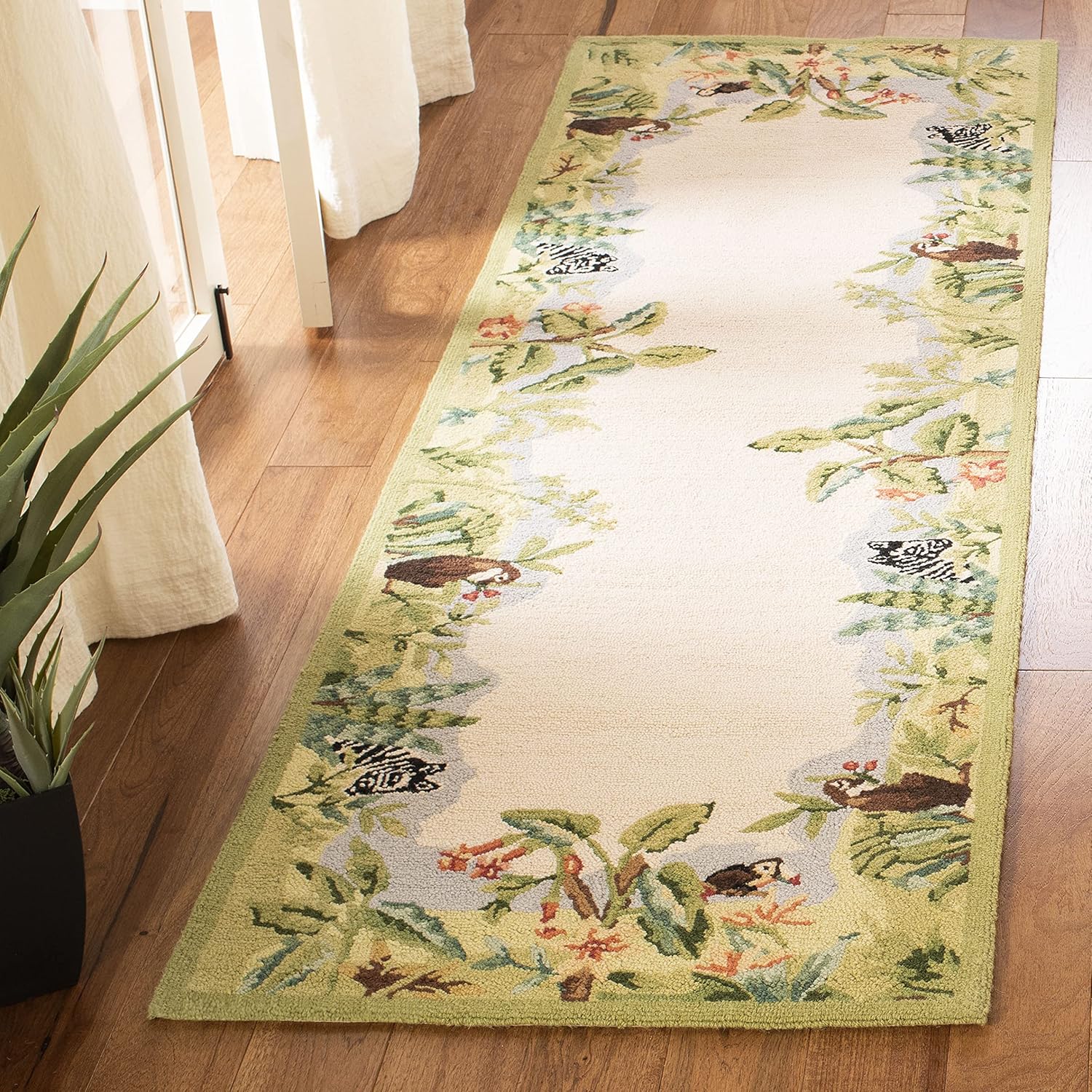 SAFAVIEH Chelsea Collection Runner Rug - 8' Runner, Black & Green, Shabby Chic Design, Ideal for High Traffic Areas in Hallway, Bathroom & Kitchen (HK295B-28)