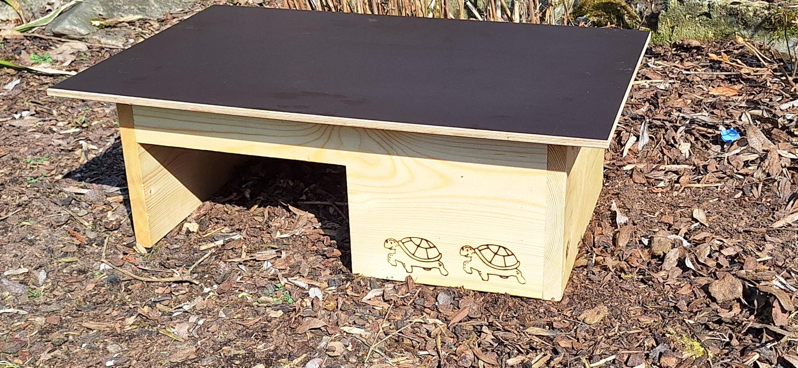 Maison de tortue de qualité supérieure (SH10) en bois massif de 20 mm - Résistante aux intempéries avec fond et porte - Ventilation réglable - Enclos pour tortues - Résistant aux intempéries