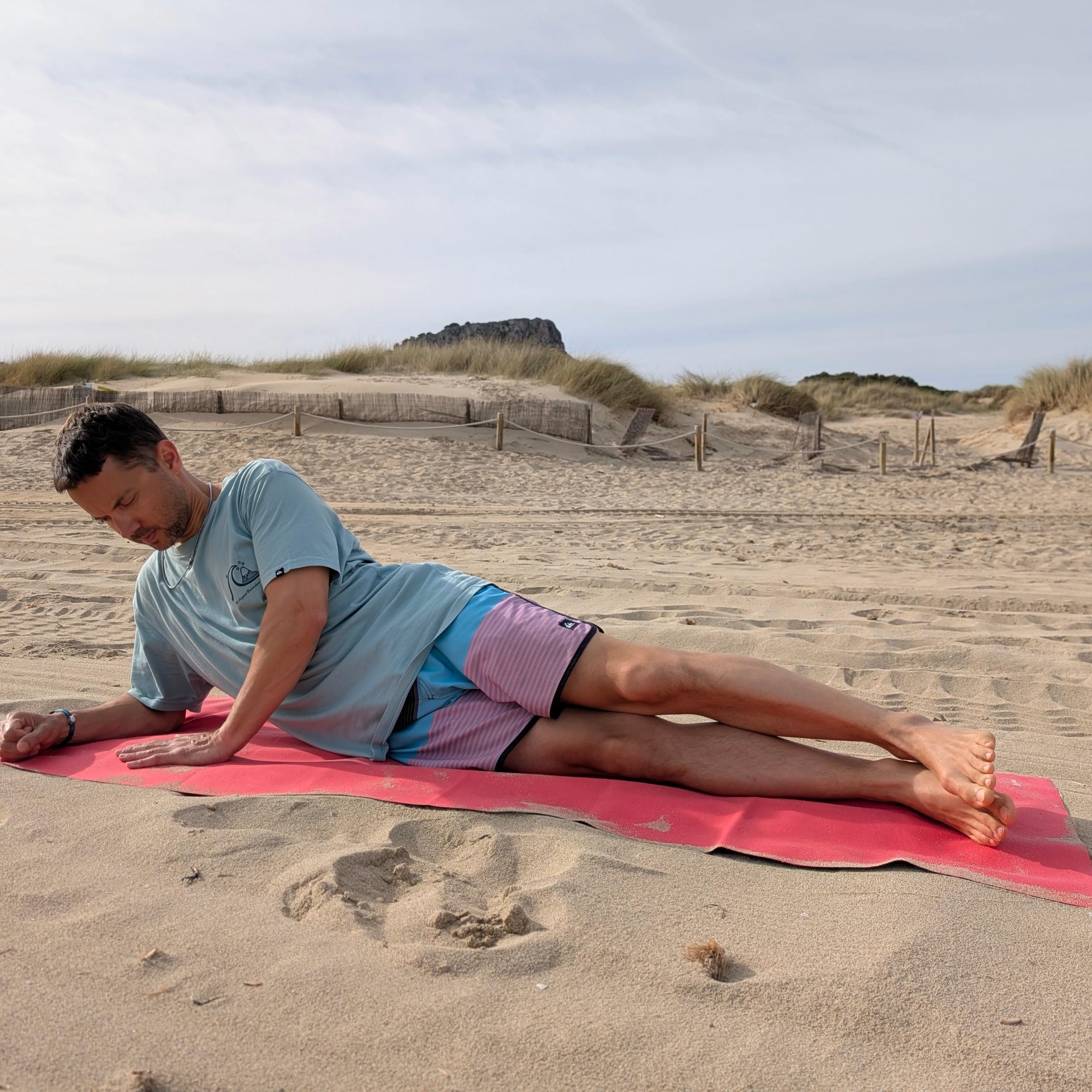 Reise Yogamatte “Coral Red“ Naturkautschuk - vegan & rutschfest - Ökologisch & nachhaltige Reisematte - Mattenstärke 1mm - Leicht faltbar, ideal auf Reisen - Inklusive Tragetasche