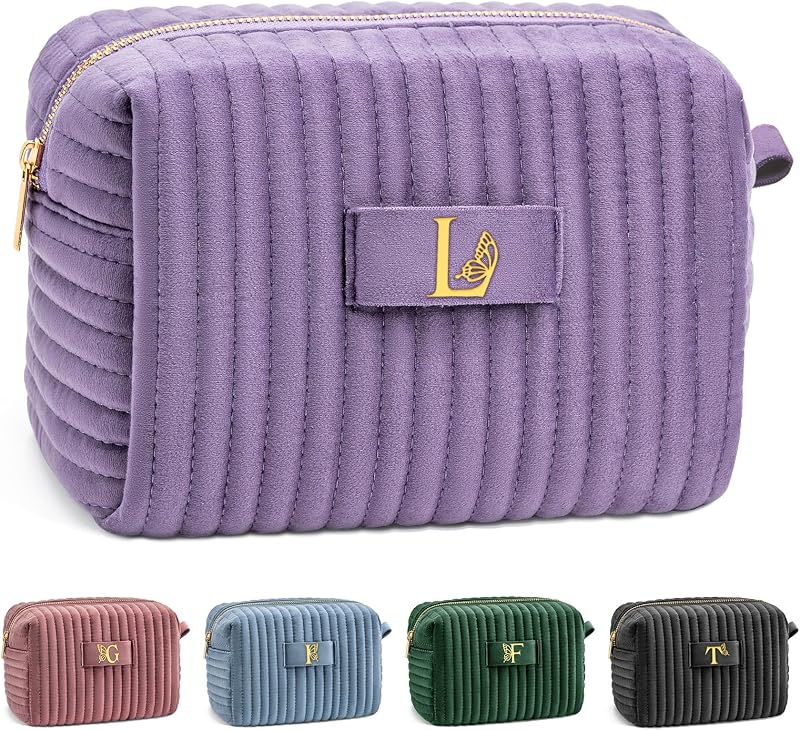 Necessaire de maquiagem COSHAYSOO roxa com inicial L e decoração de borboleta, fechamento por zíper