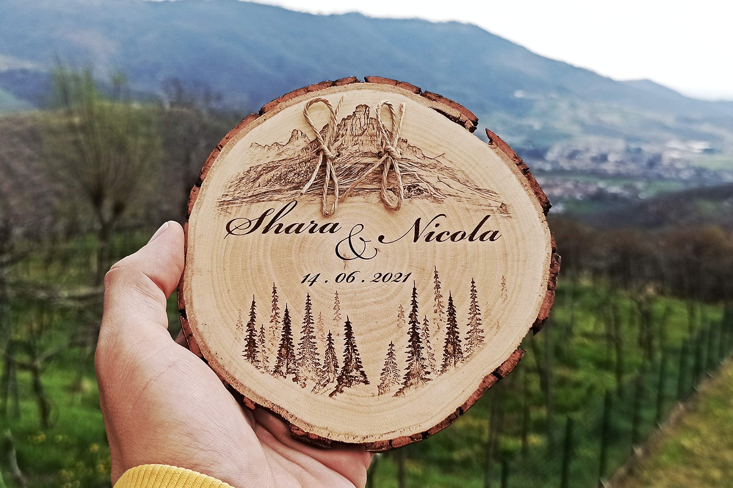 Generico Porta FEDI su Fetta di Legno 15/20 cm, Tema Alpino, Montagna, portafedi Personalizzato per Matrimonio o Altro Evento Speciale Anniversario, FEDI Nuziali