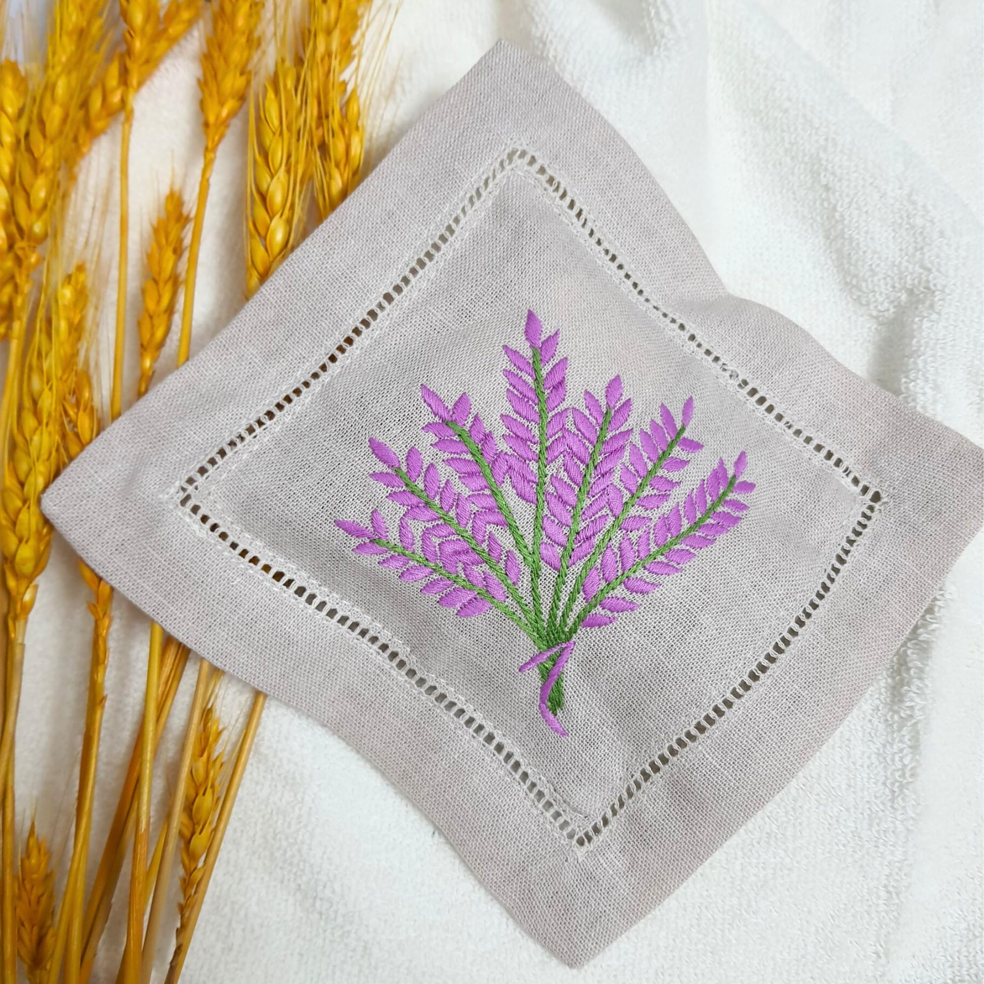 Hcraft Bolsas de lavanda bordadas a mano, 6 x 6 pulgadas, juego de 3 bolsas de lino natural bordadas, bolsas de lavanda para cajones y armarios, lavanda seca