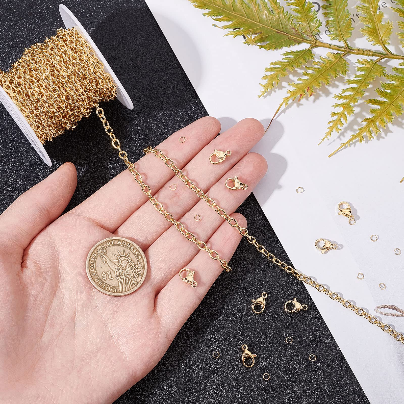 Beebeecraft Catene Portacavi In Ottone Da 16.4 Piedi Catena A Maglie Ovali Piatte Placcate In Oro 18K con 20 Chiusure A Moschettone e 50 Anelli di Salto per Creazione di Braccialetti Orecchini Collana