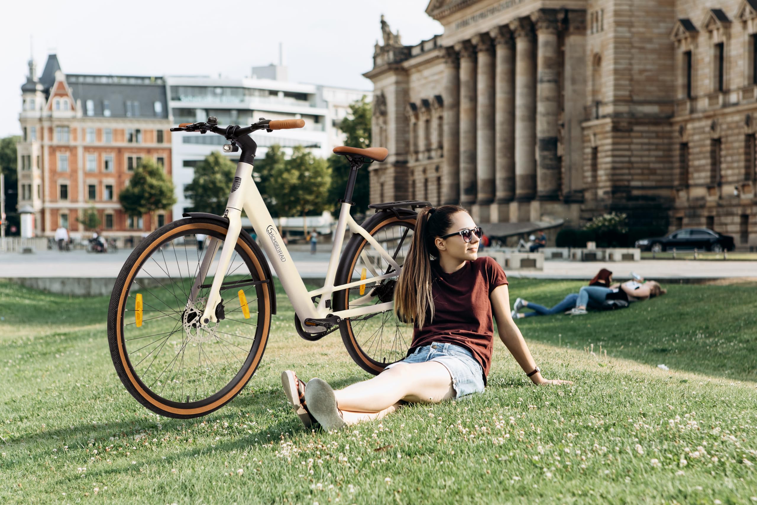 Vélo Électrique Adulte C3F - VAE Ville Urbain Ultra Léger 16kg - Transmission par Courroie et Capteur de Couple - Roues 28 Pouces - Design Minimaliste Blanc Marbre