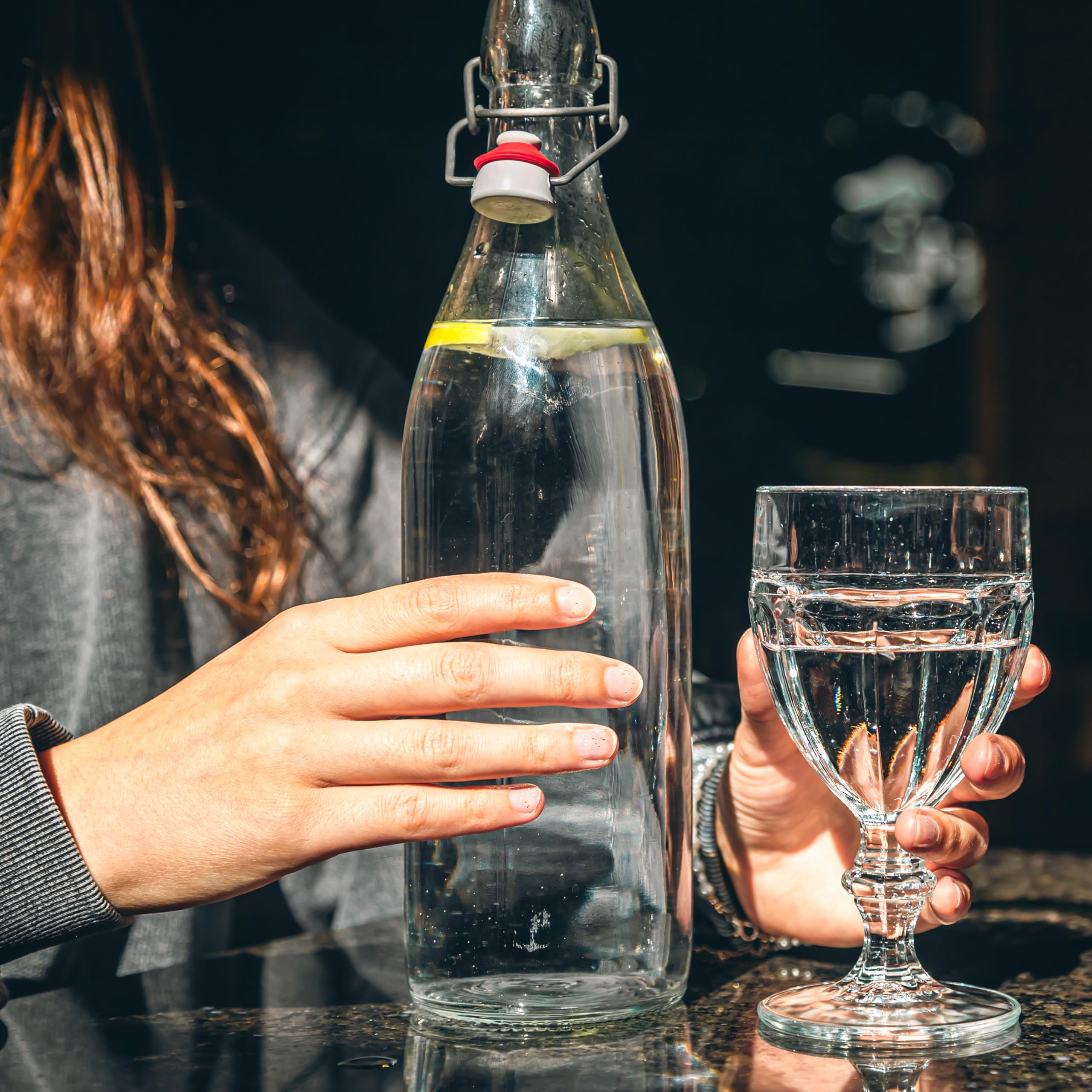 Bottiglie in Vetro Trasparente Costolata Set 12 Bottiglie da 500 ml con Tappo Ermetico Perfetto per Conservare Olio Acqua Vino Amari (Set 12 Bottiglie da 0.5L - 500ml)