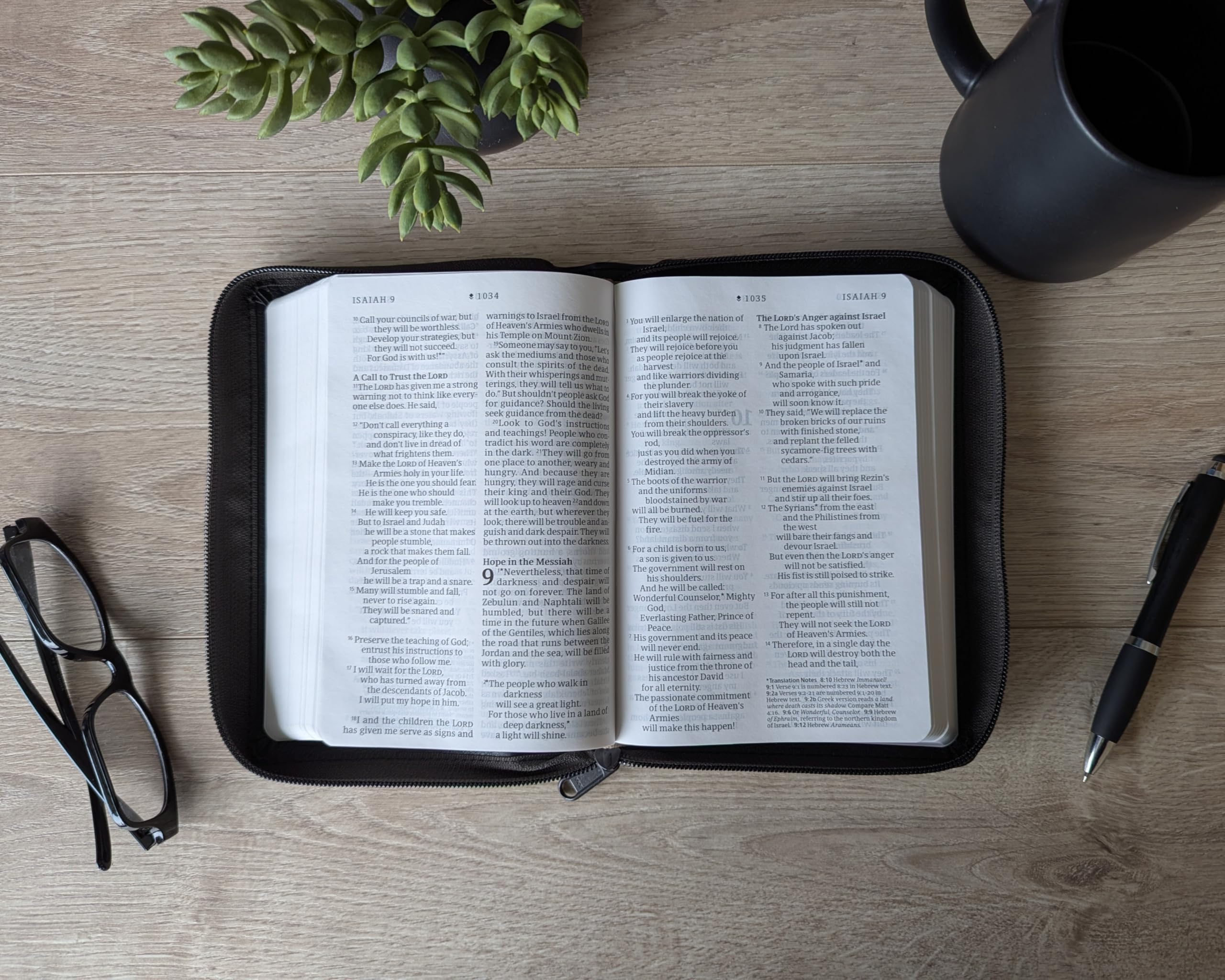 NLT Compact Giant Print Zipper Bible, Filament Enabled (Leatherlike, Black Cross, Red Letter): New Living Translation, Black Cross, Leatherlike, ... Letter, With Ribbon Marker and Zip Fastener