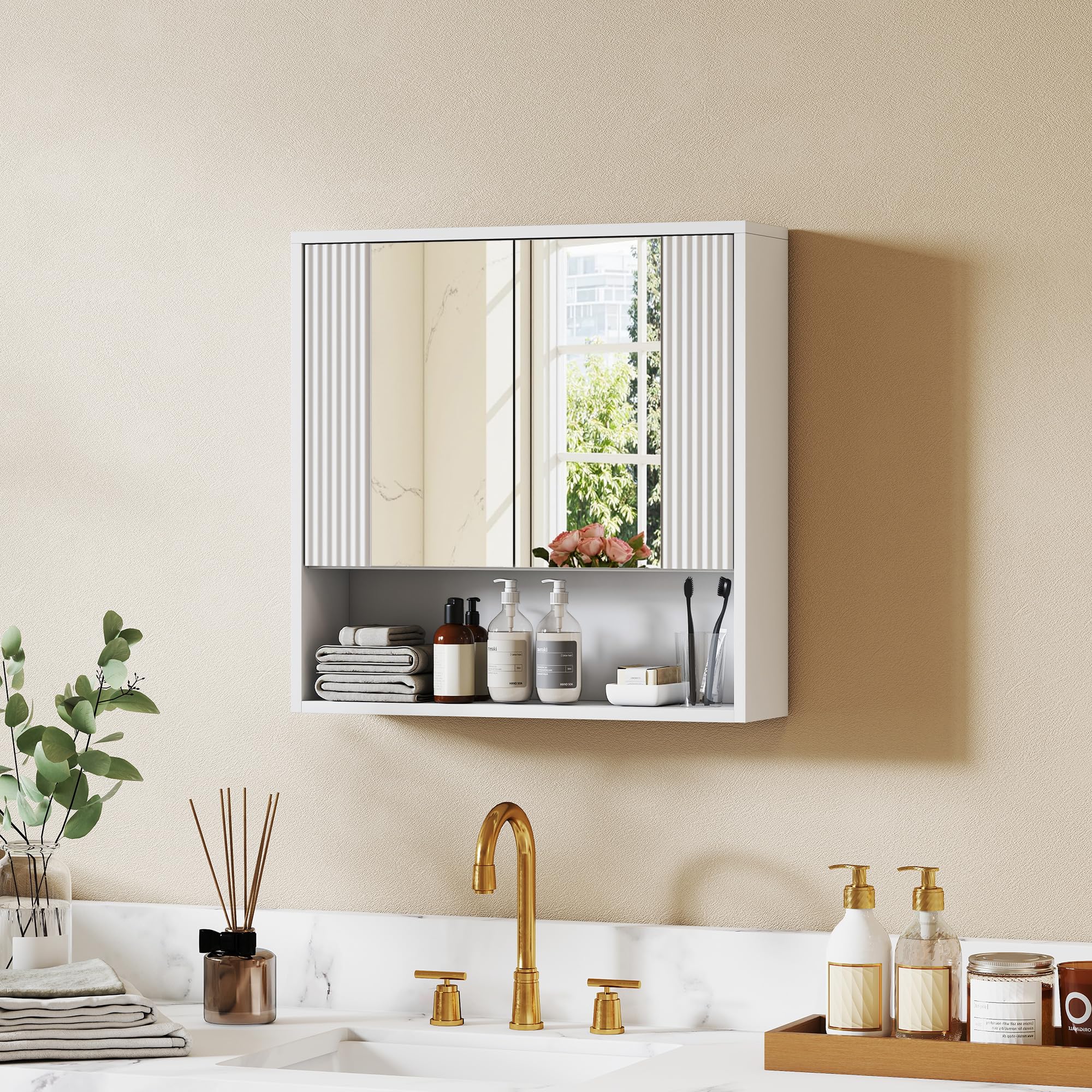 HOMCOM Mobile Bagno da Parete, Mobiletto Bagno Pensile Sospeso Moderno con Anta Soft Close, 2 Ante Specchiate, Scomparto Aperto, Ripiano Regolabile, per Soggiorno e Ingresso, Salvaspazio, Bianco