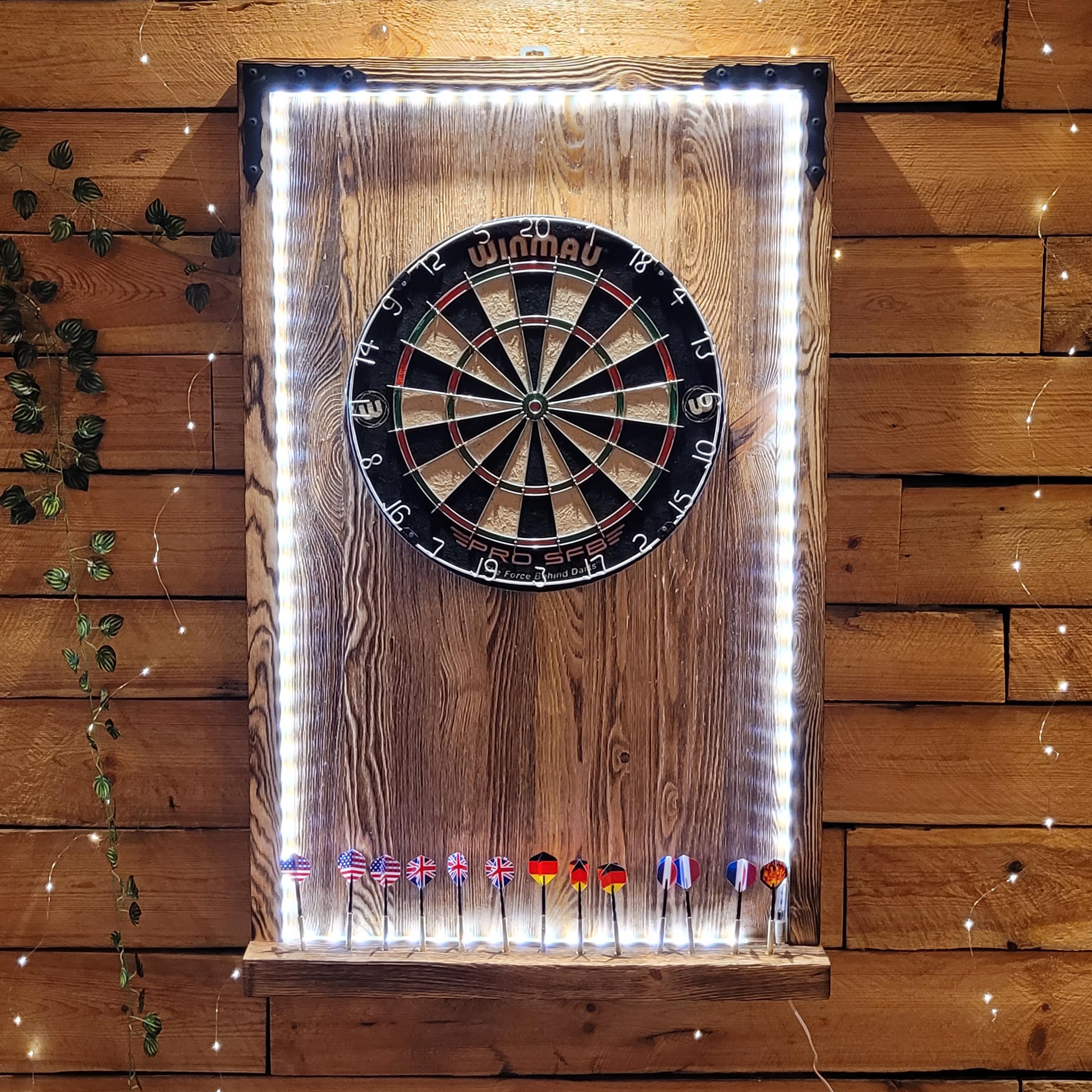 WEECO Cible de Fléchettes en Pin avec Éclairage LED - Couverture Murale Style Vintage, Cabinet Massif, Revêtement pour Armoire 112 x 70 cm