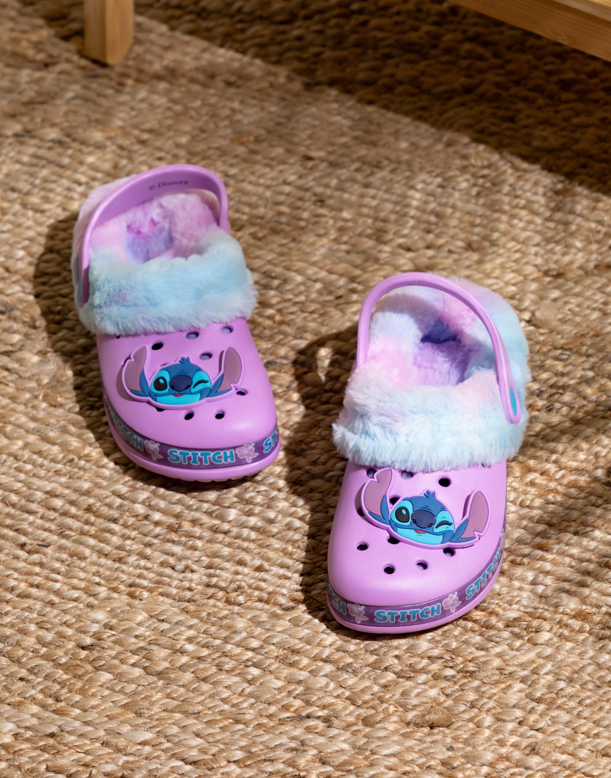 Disney Lilo & Stitch Girls Sabots | Slip-Ons en Caoutchouc pour Enfants avec breloque de Personnage Stitch en Violet | Sandales doublées de Fourrure pour Enfants avec Bride de Talon et imprimé Fleur
