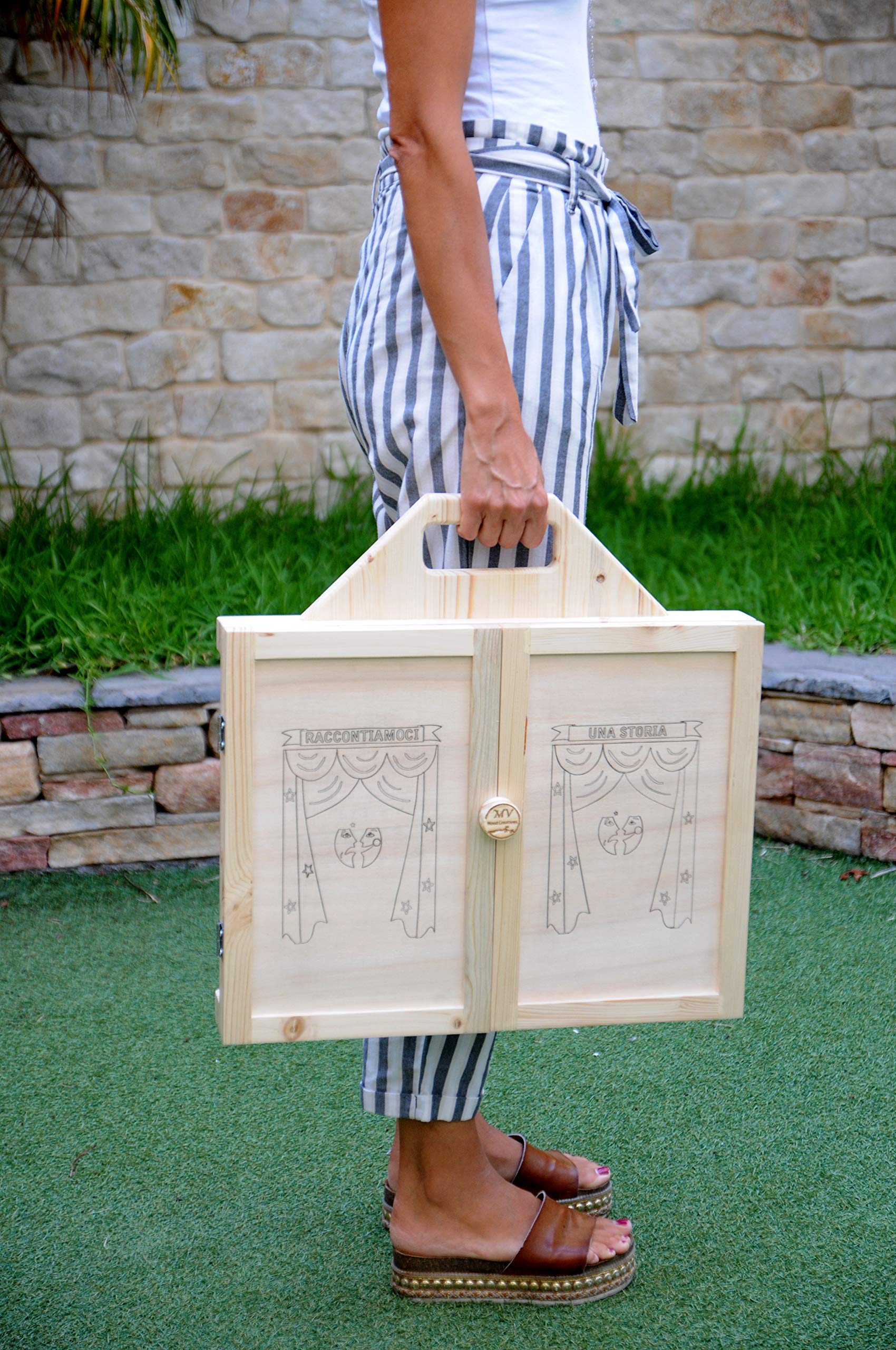 Teatrino in Legno fatto a Mano, Gioco Portatile per Bambini. Kamishibai. Teatro Giapponese delle Ombre + Scatola con Personaggi, Marionette in Legno "Favola I Tre Porcellini".
