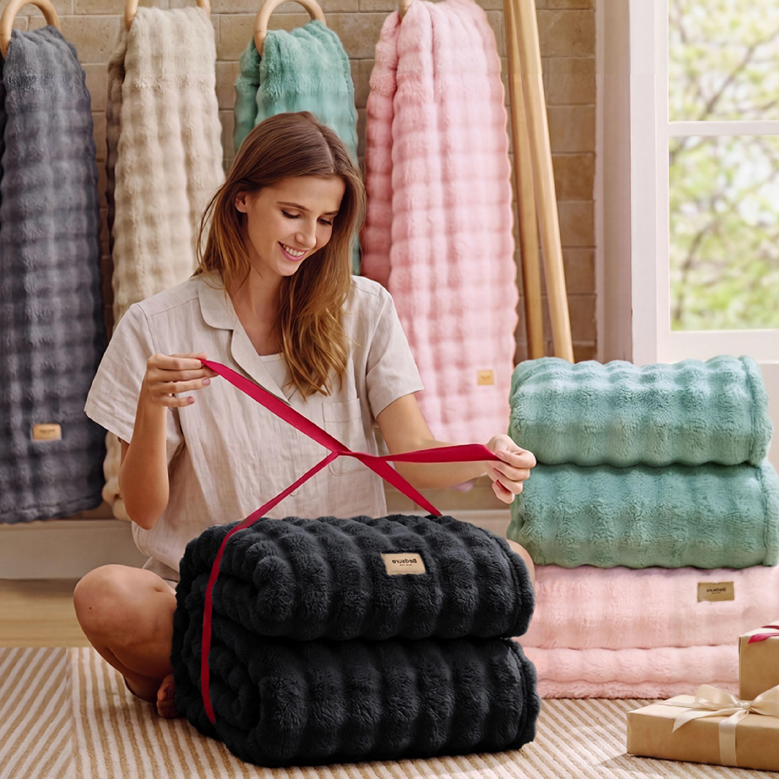 Bedsure Plaid Polaire Doux Bulle - Couverture, Noir, 220x240 cm | Plaid Canape, Couverture Chaude Lit, Cadeaux pour Femmes, Plaid Décoratif Salon Chambre, Couvre-lit Léger