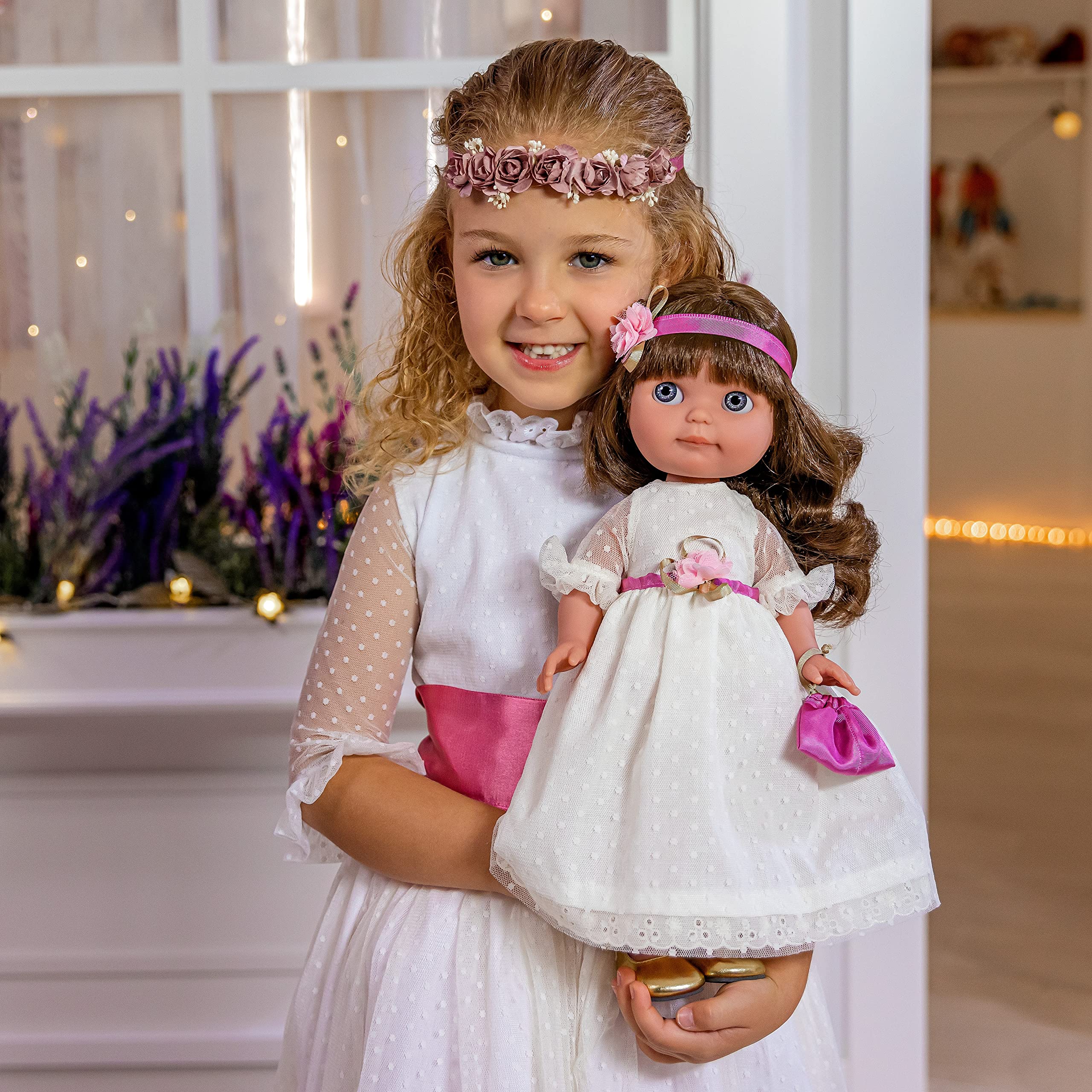 jc toys Chloe-Puppe aus der Royal Kollektion, 38 cm, aus weichem Vinyl, inklusive 2-teiligem Anzug und Zubehör, Mädchen, entworfen in Spanien von Berenguer, ab 3 Jahren