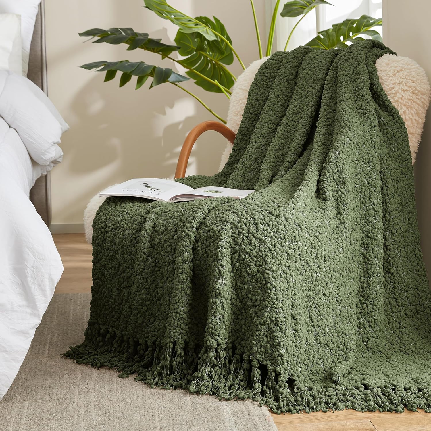 Amélie Home Knit Throw Blanket Chunky Soft Fluffy Knit Throw Blankets Textured Mulberry Throw Blanket with Handmade Tassels Woven Luxury Farmhouse Throw for Couch Bed, Dark Green, 50x60 Dark Green 50'' x 60''