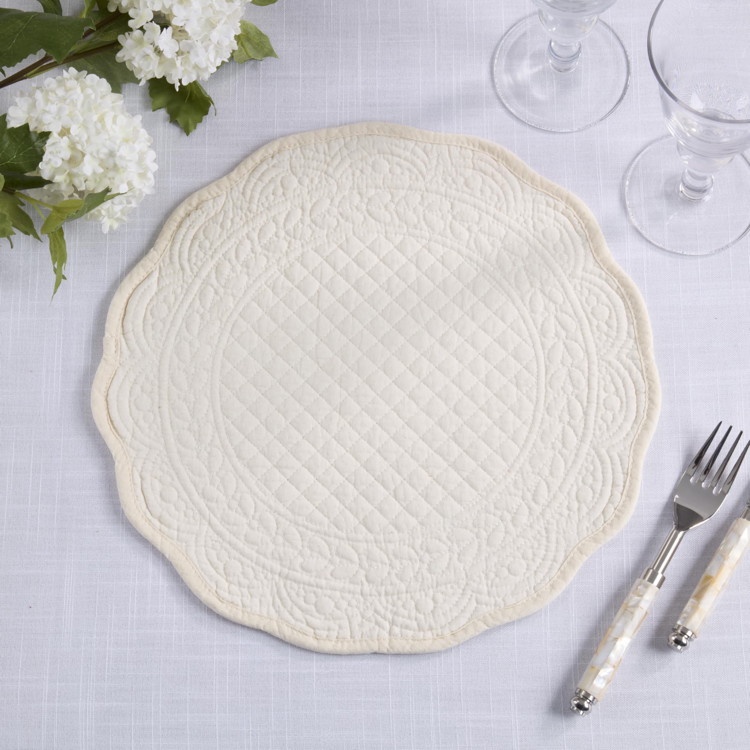 SARO Lifestyle Lot de 4 Sets de Table matelassés en Coton – Sets de Table de Style Cottage pour Salle à Manger Quotidienne, Tables superposées et Divertissement décontracté, 33 cm, Ivoire