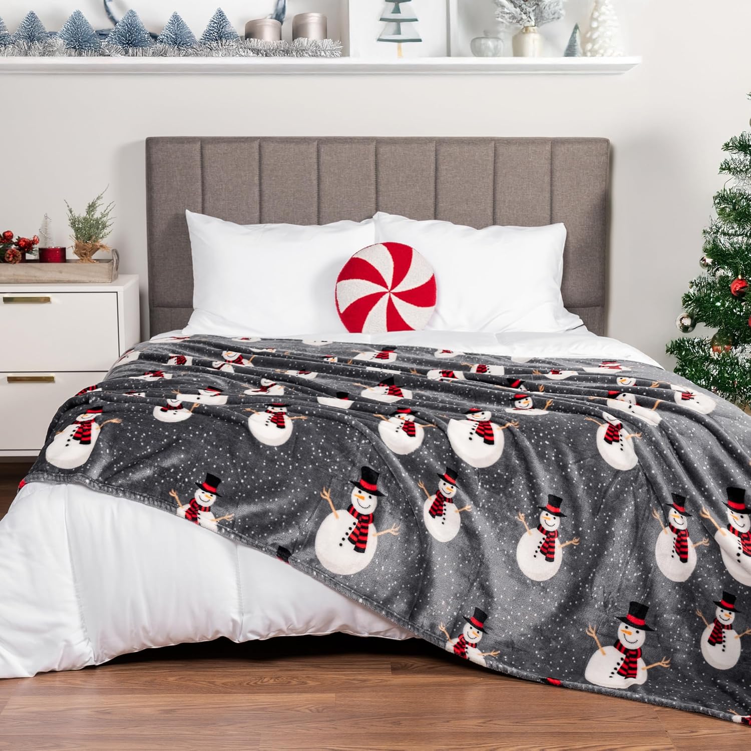 PAVILIA Christmas Snowman Throw Blanket | Grey Christmas Fleece Blanket | Soft, Plush, Warm Winter Cabin Throw, 60x80 (Grey Snowman)