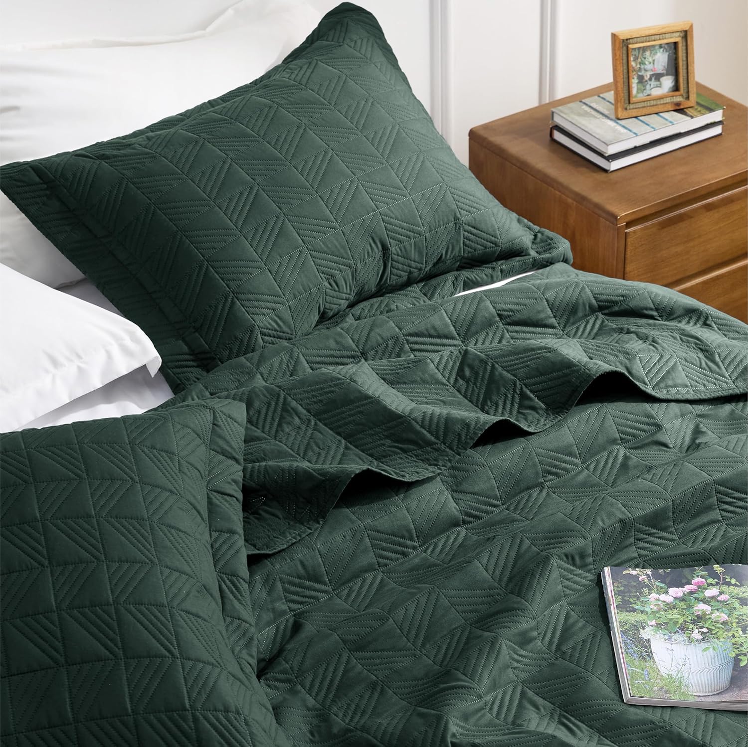 Bedsure King Size Quilt Bedding - Soft Ultrasonic King Bedspread - Dark Green Coverlet Quilted Bedding - Lightweight All-Season Comforter 106x96 Inch - Image 3