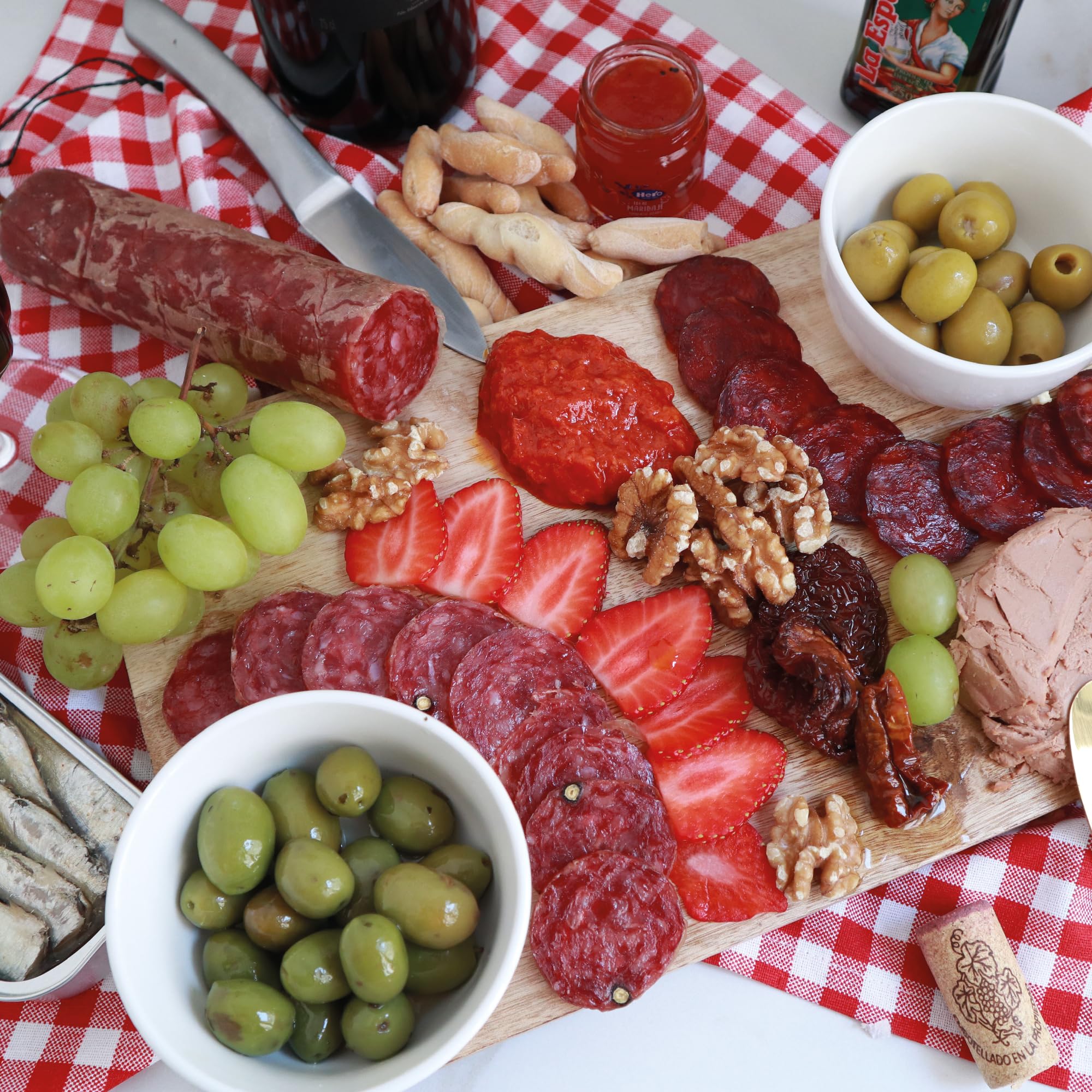 Familycom Cesta Gourmet con Ibéricos Navidul - Surtido Jamón Ibérico, Quesos, Embutidos, Aceitunas, Vino tinto